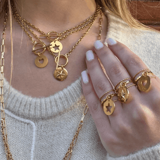 colliers à chaîne dorée avec pendentif étoile et bagues avec pendentif étoile