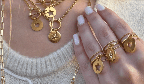colliers à chaîne dorée avec pendentif étoile et bagues avec pendentif étoile