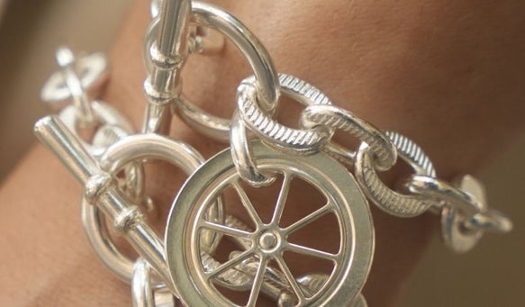 Tendances bijoux hiver 2025 : la collection Scarlett signe le grand retour des maillons