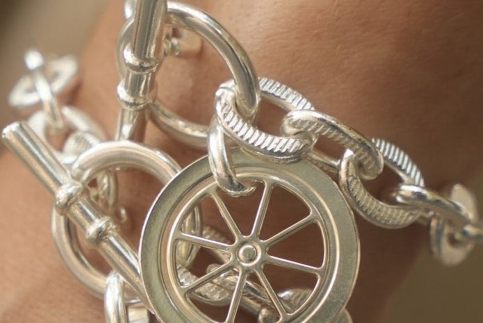 Tendances bijoux hiver 2025 : la collection Scarlett signe le grand retour des maillons