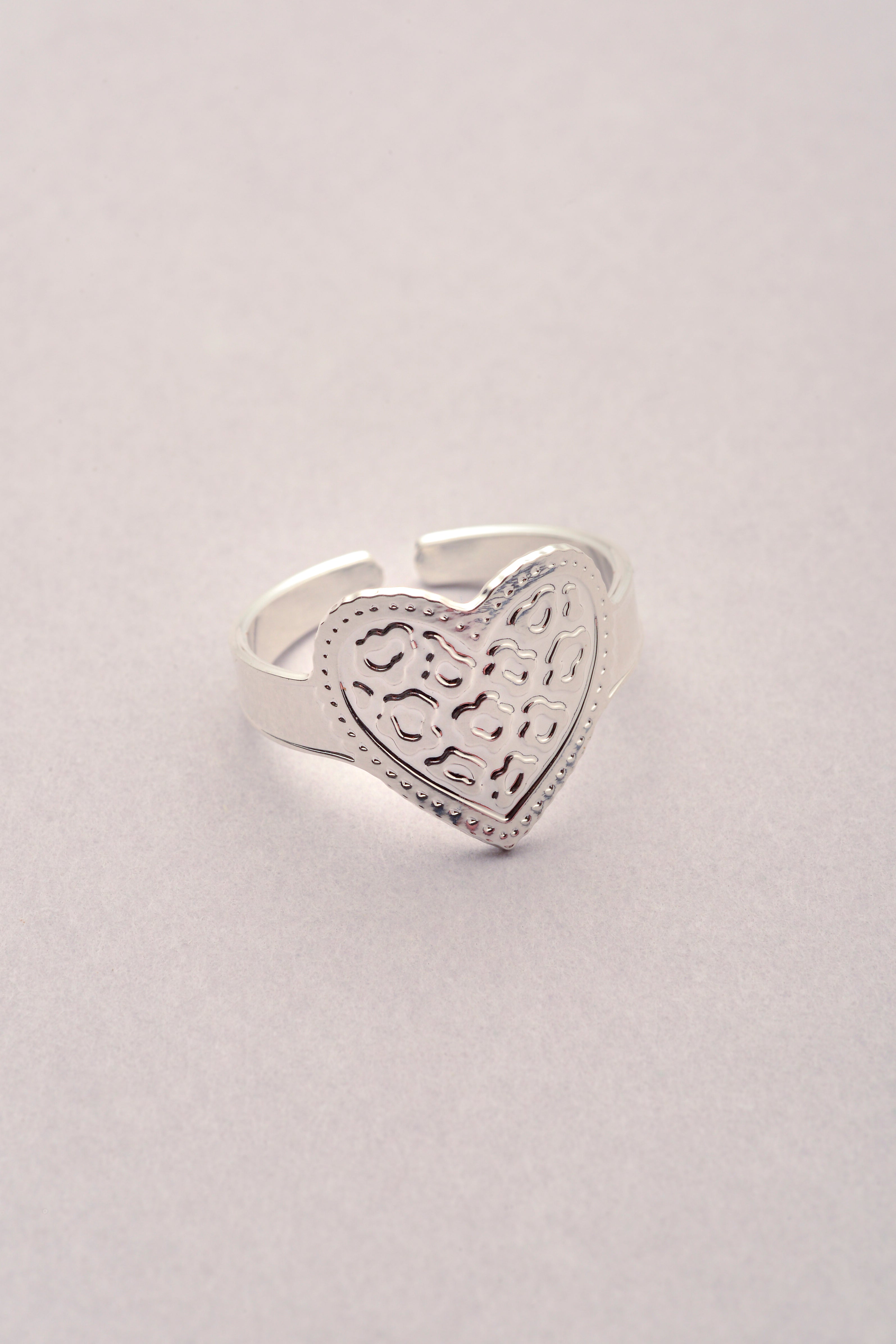 Bague argentée réglable avec un motif cœur texturé de la collection Cœur Sauvage.
