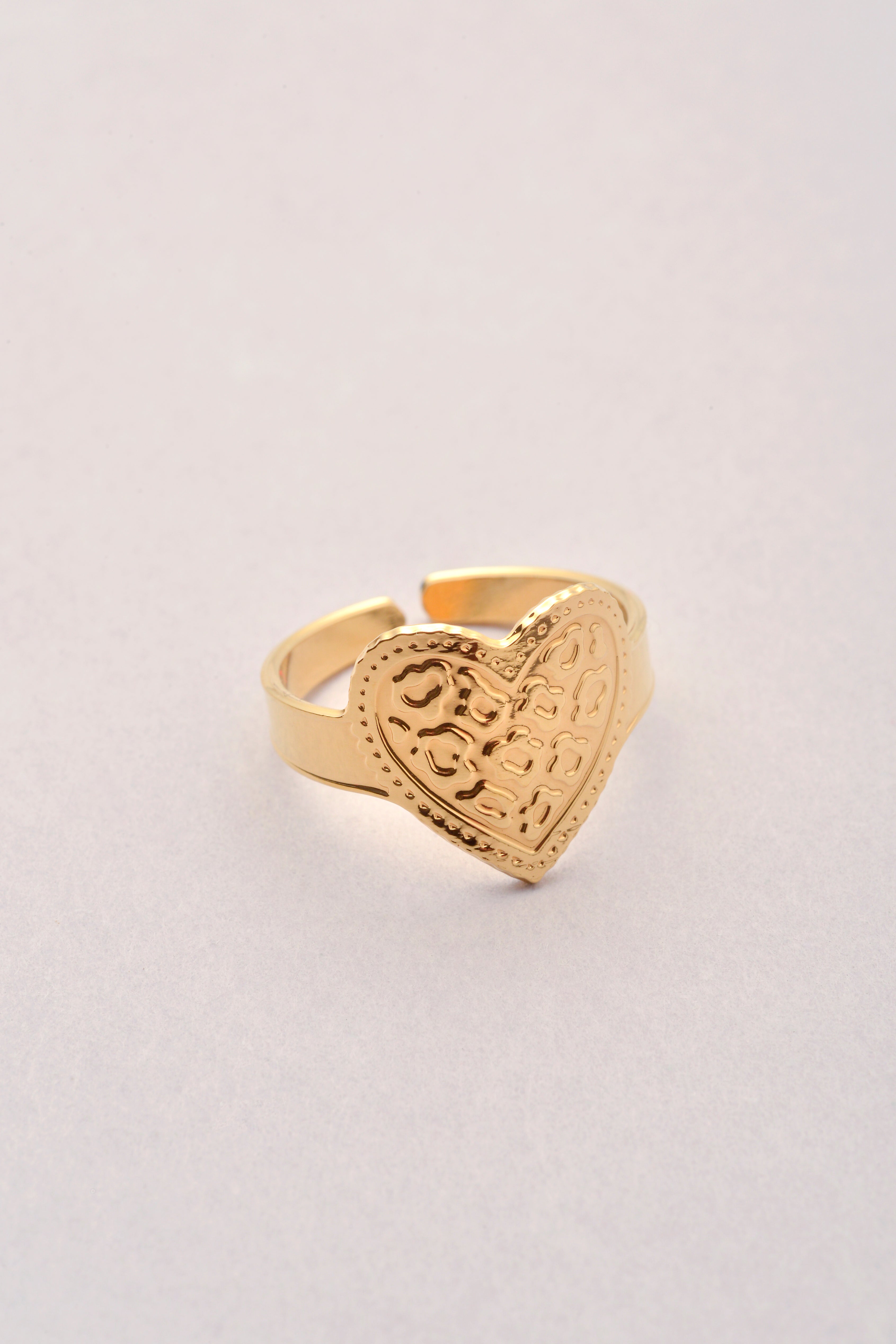 Bague dorée réglable avec un cœur texturé de la collection Cœur Sauvage.
