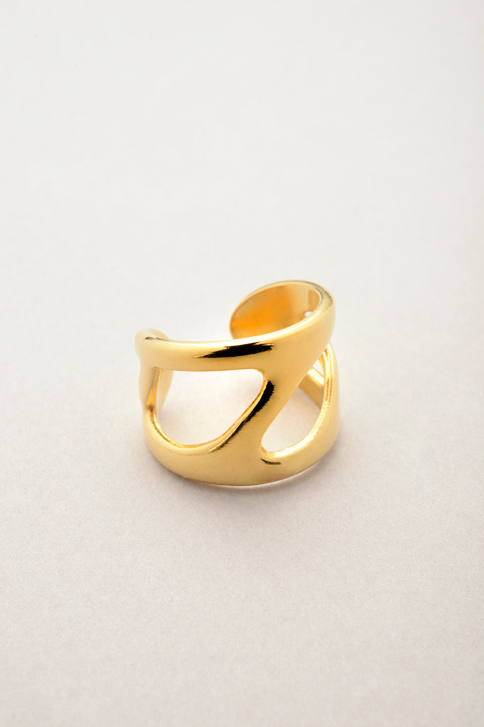 Bague Dune dorée Musardise sur fond clair, bijou doré ajustable imaginé à Toulouse et fabriqué en France.