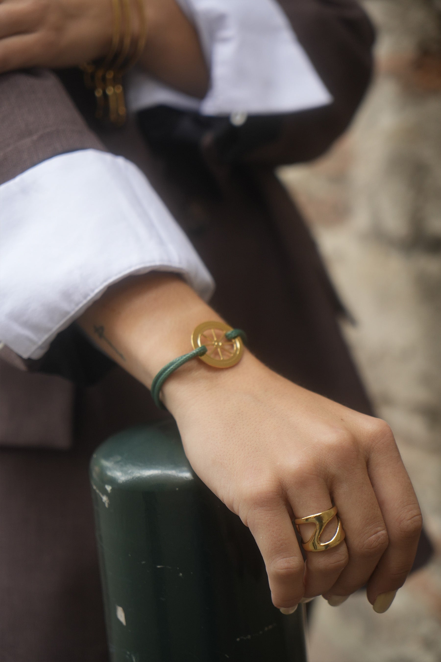 Bague Dune dorée Musardise portée à la main, bijou doré fabriqué en France, style moderne et minimaliste.
