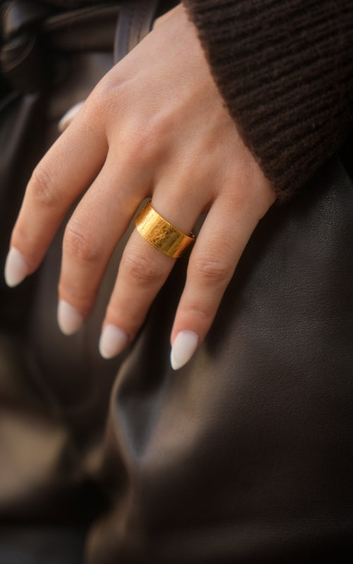 Bague Sakura dorée gravée du motif fleurs de cerisier. Bague ajustable, assemblée en France. Une création Musardise douce et lumineuse, parfaite pour offrir.