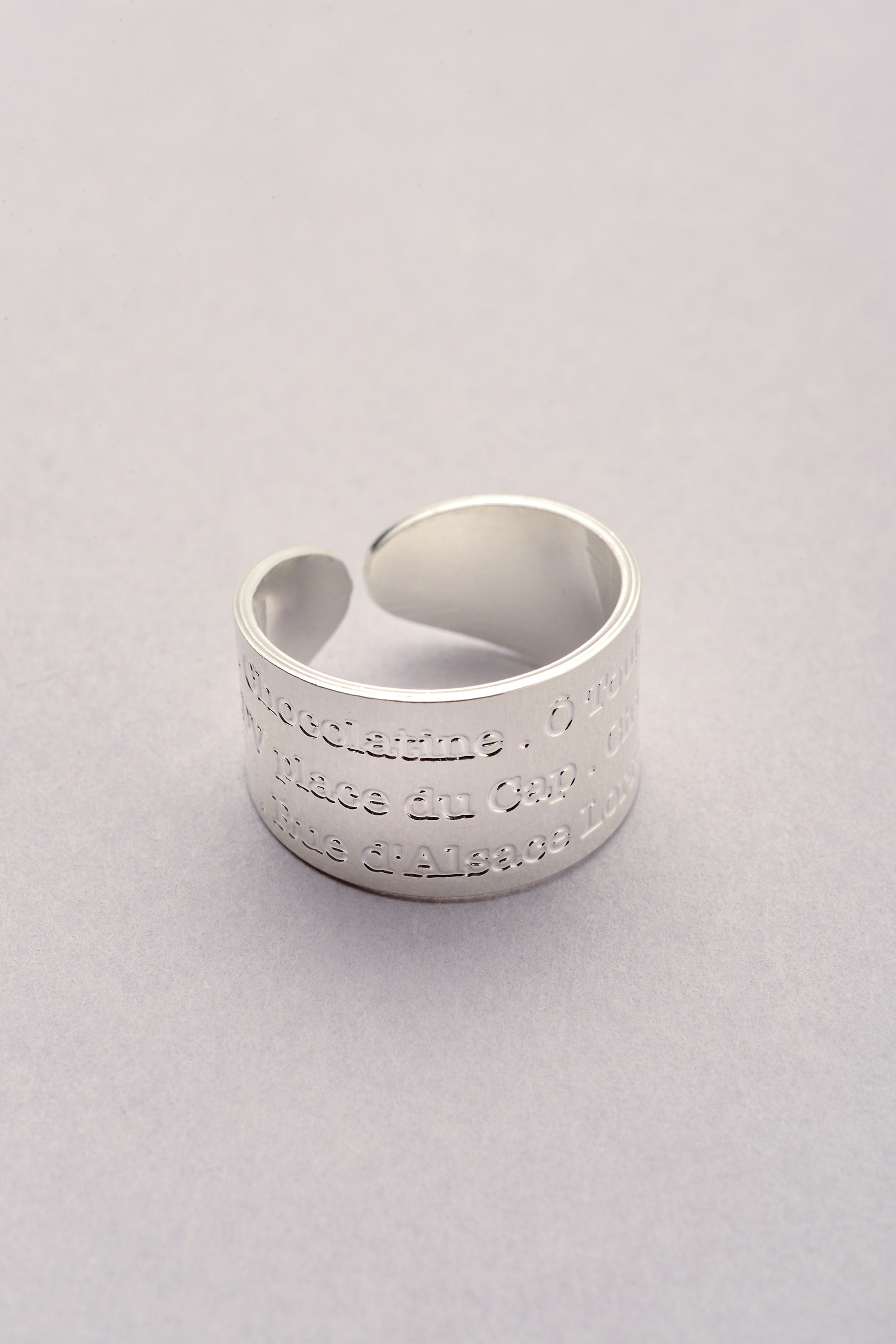 bague argentée avec des gravures qui reprennent des citations toulousaines. Bijou argenté fabriqué en France. 