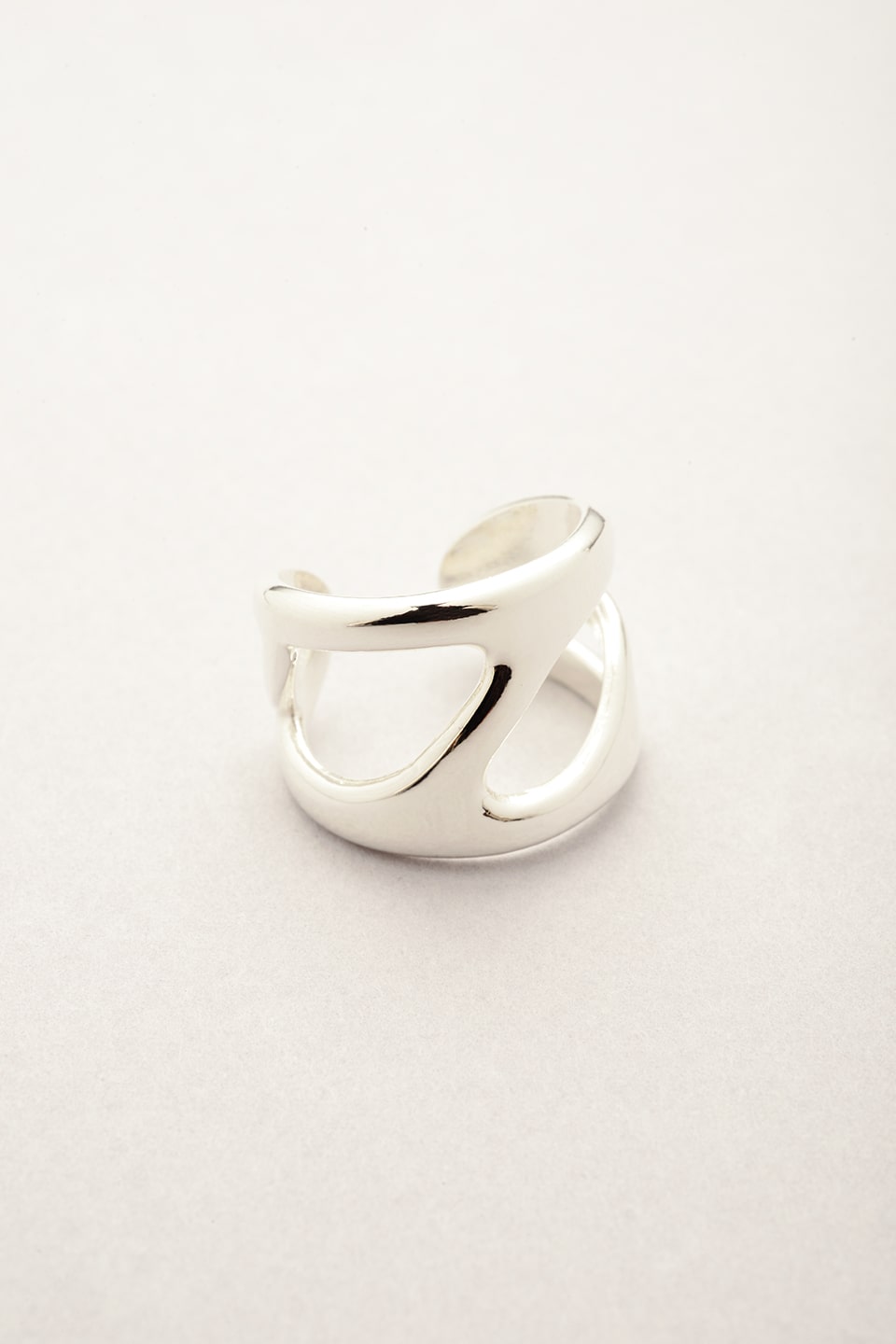 Bague dune argentée fabriquée en France. Bague ajourée avec courbures. Bijou pour femme.