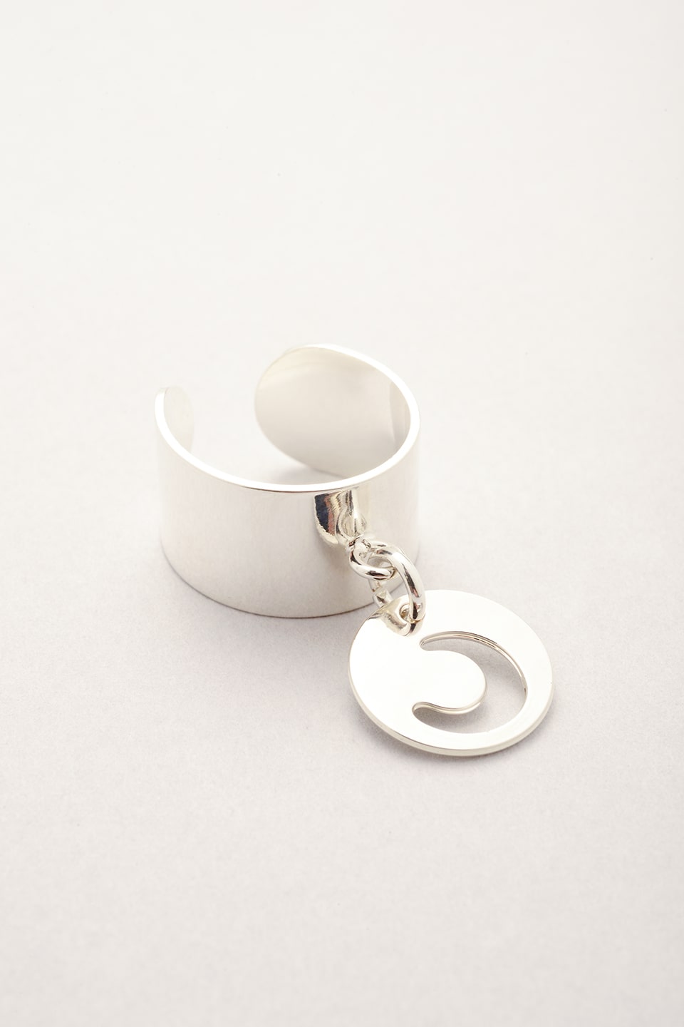 Bague argentée médaille Lune fabriquée en France. Bijou pour femme argenté. 