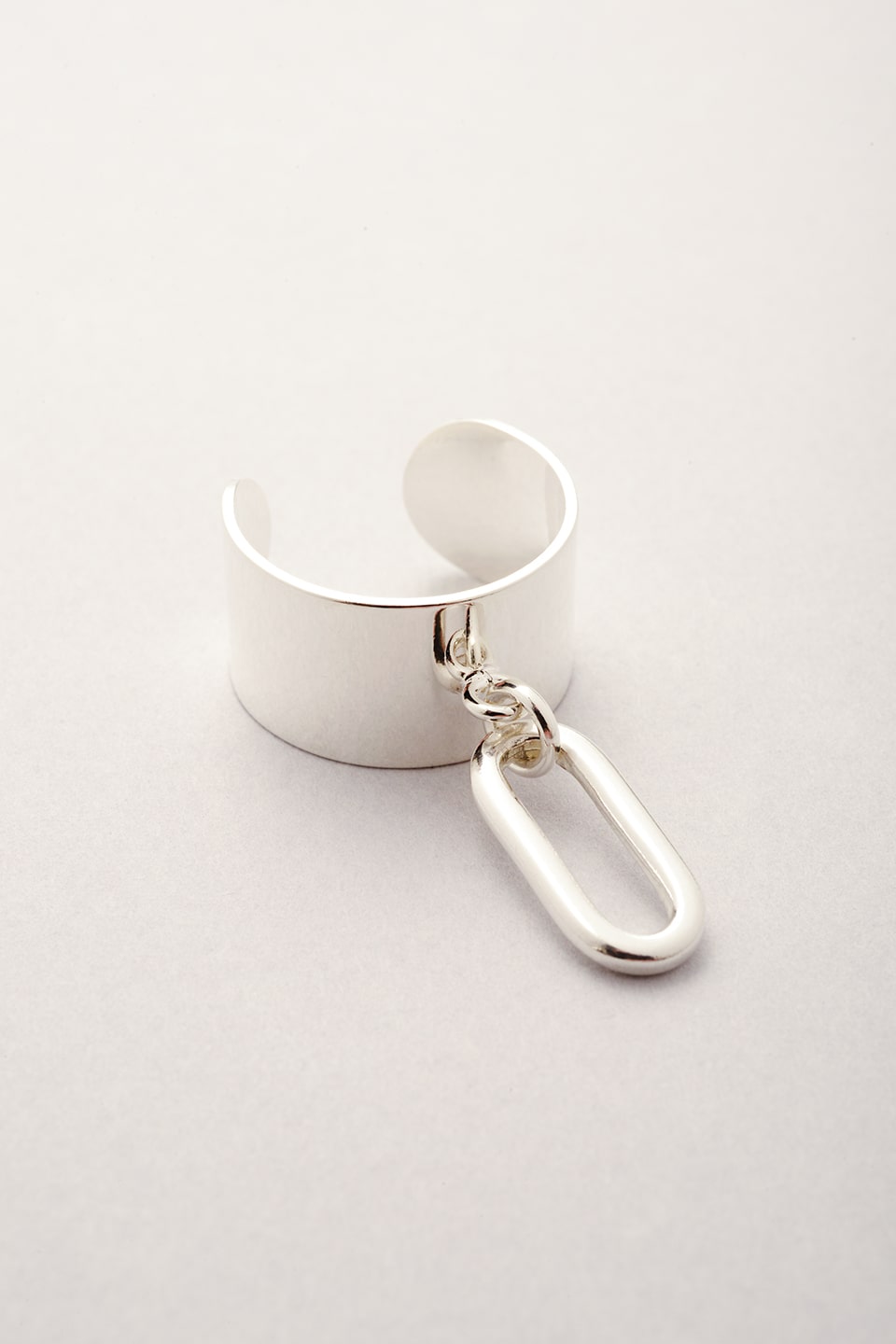 Bague argentée pendentif Ricky fabriquée en France. Bijou pour femme imaginé dans notre atelier. 