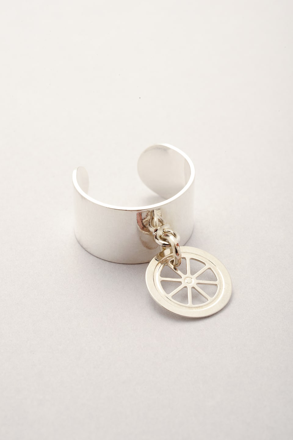 Bague argentée pendentif Roue inspiré du triporteur bijoux. Bijou fabriqué en France dans atelier. 