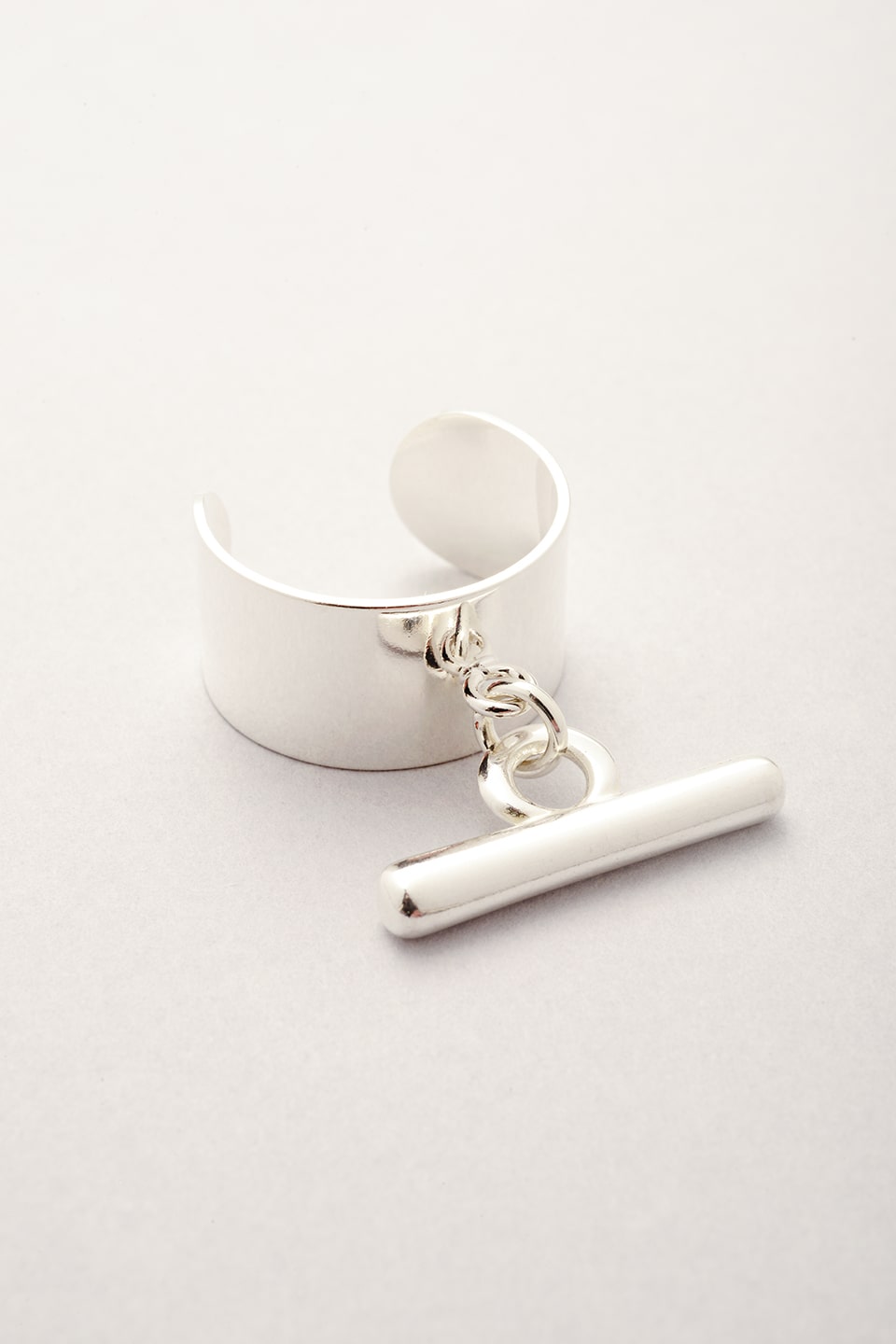 Bague argentée pendentif T pour femme. Bijou large ajustable fabriqué en France. 