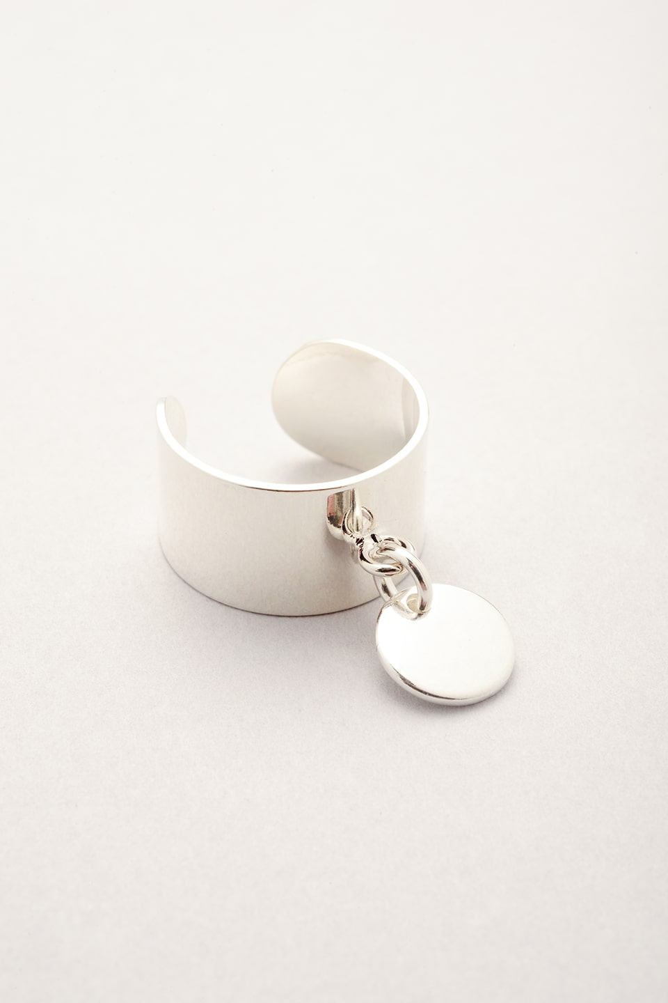 Bague argentée petite Médaille fabriquée en France. Bijou ajustable pour femme et enfant.Idéal première bague pour enfant. 