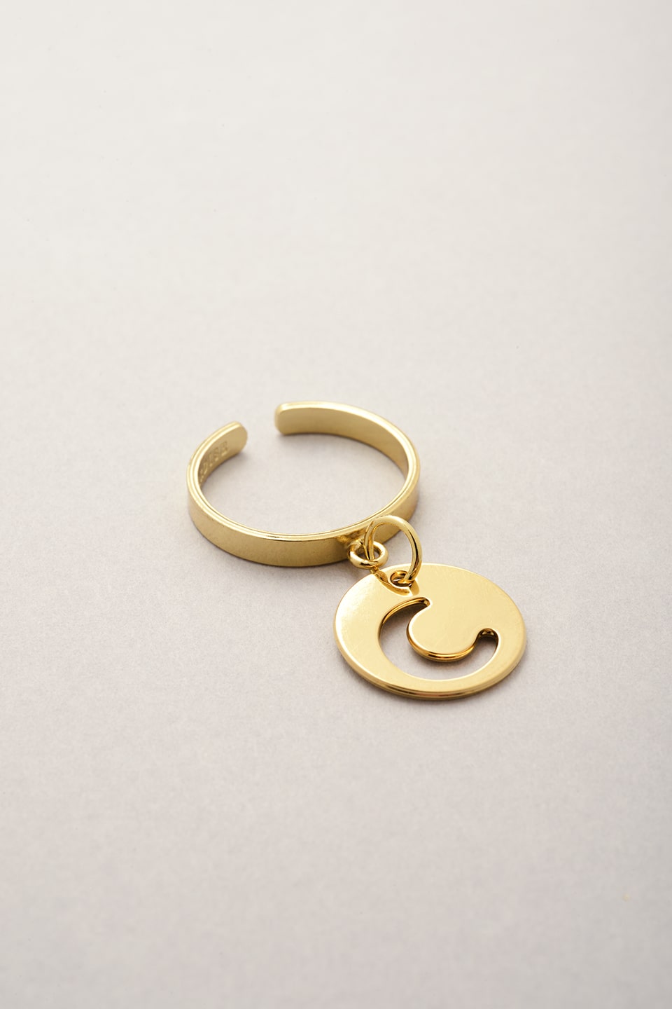 La bague dorée de Musardise réglable et fine avec sa médaille Lune évidée