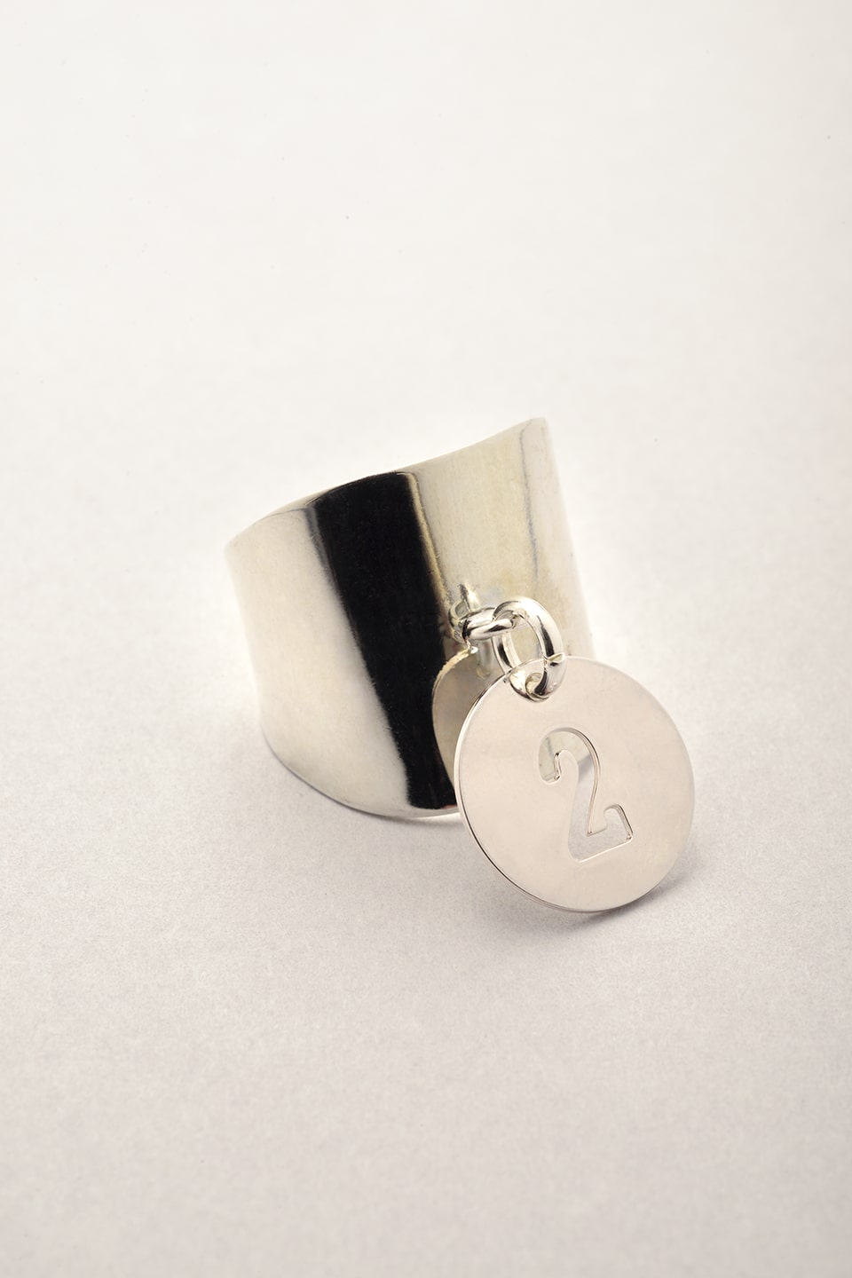 Bague large argentée médaille chiffre avec base XL. Bijou argenté fabriqué en France pour femme.