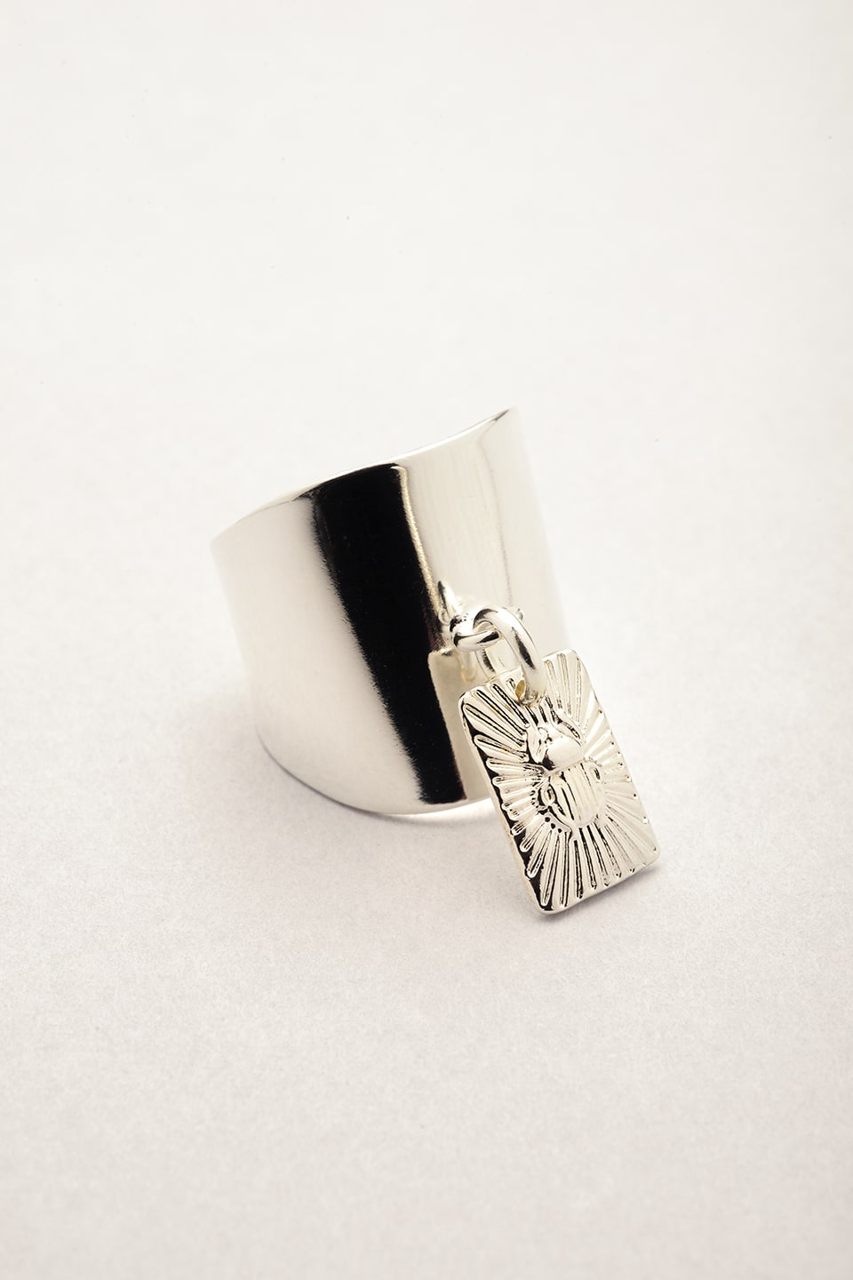 Bague large argentée pendentif Scarabée. Bijou large fabriqué en France. Bague XL pour femme. 