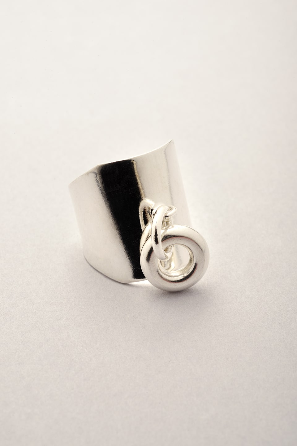 Bague large pendentif rondino argentée ajustable. 