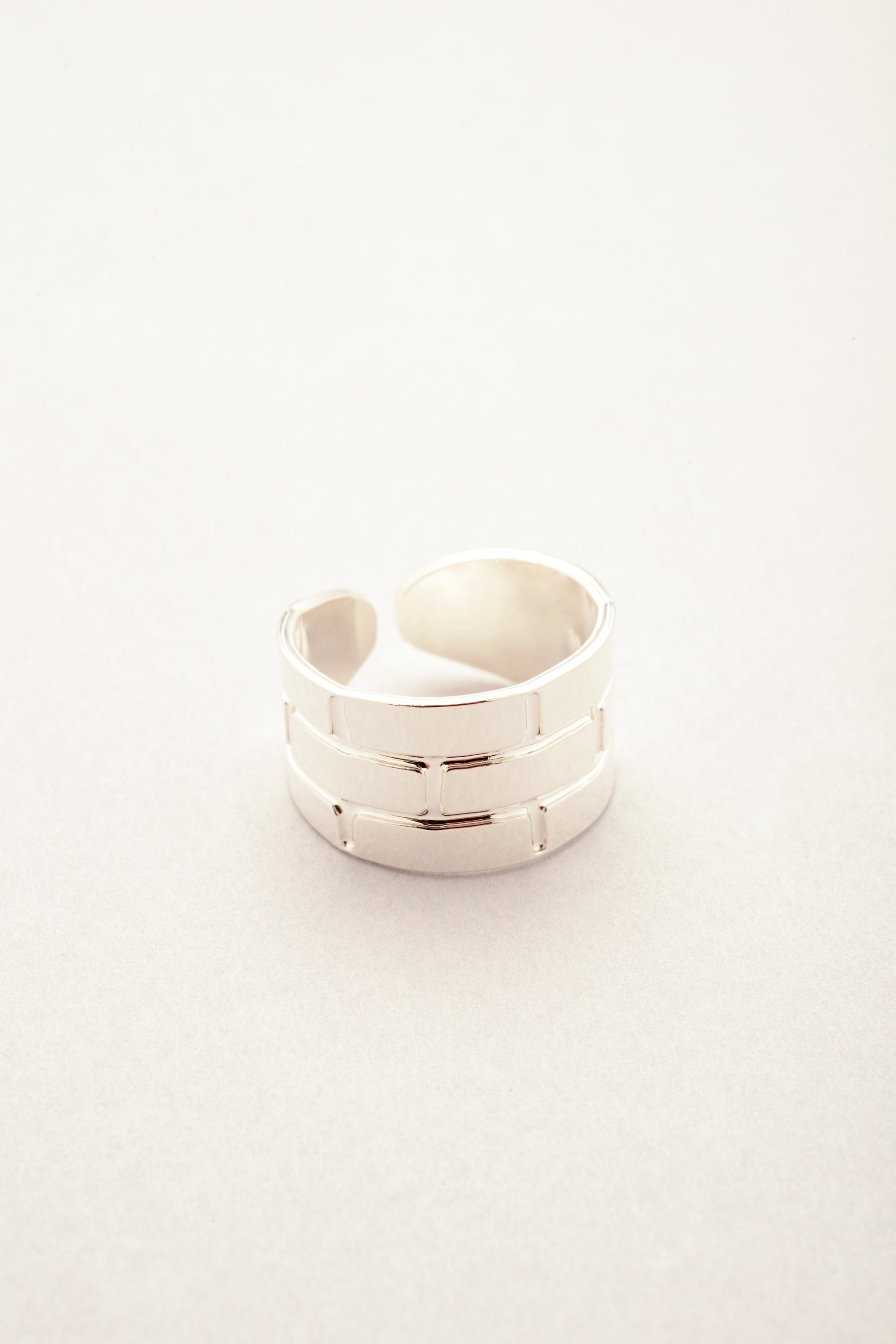 Bagues argentée Briques fabriquée en France. Bijou imaginé dans notre atelier toulousain. 