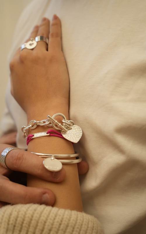 Bracelets argentés pour femme. Bracelet cordon et bracelet chaîne avec pendentif coeur.