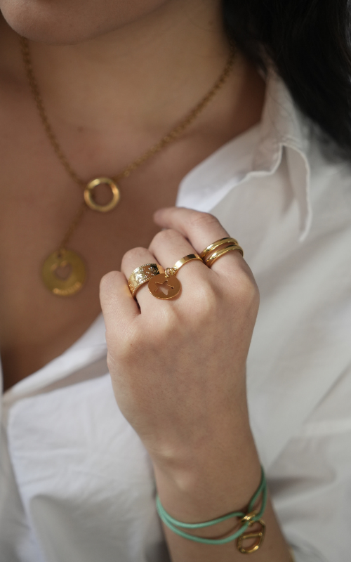 Bracelet collier et bagues dorées pour femme. 