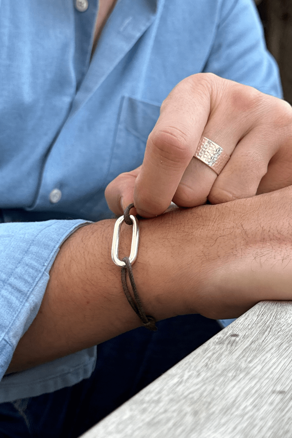 Bracelet cordon et bague argentée pour homme. 