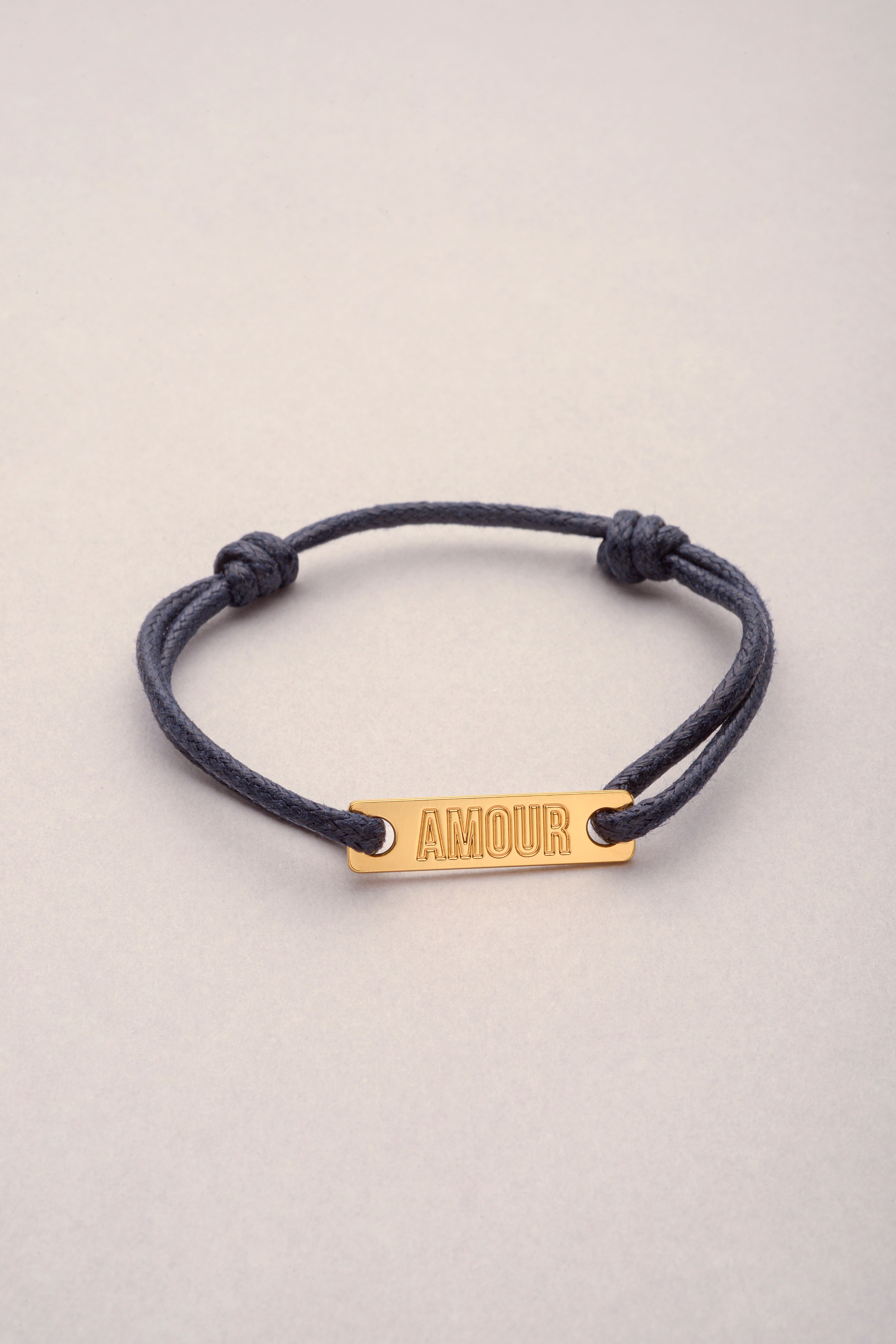 Le bracelet Amour en doré, parfait à offrir à la Saint-Valentin. Bijou fantaisie Musardise