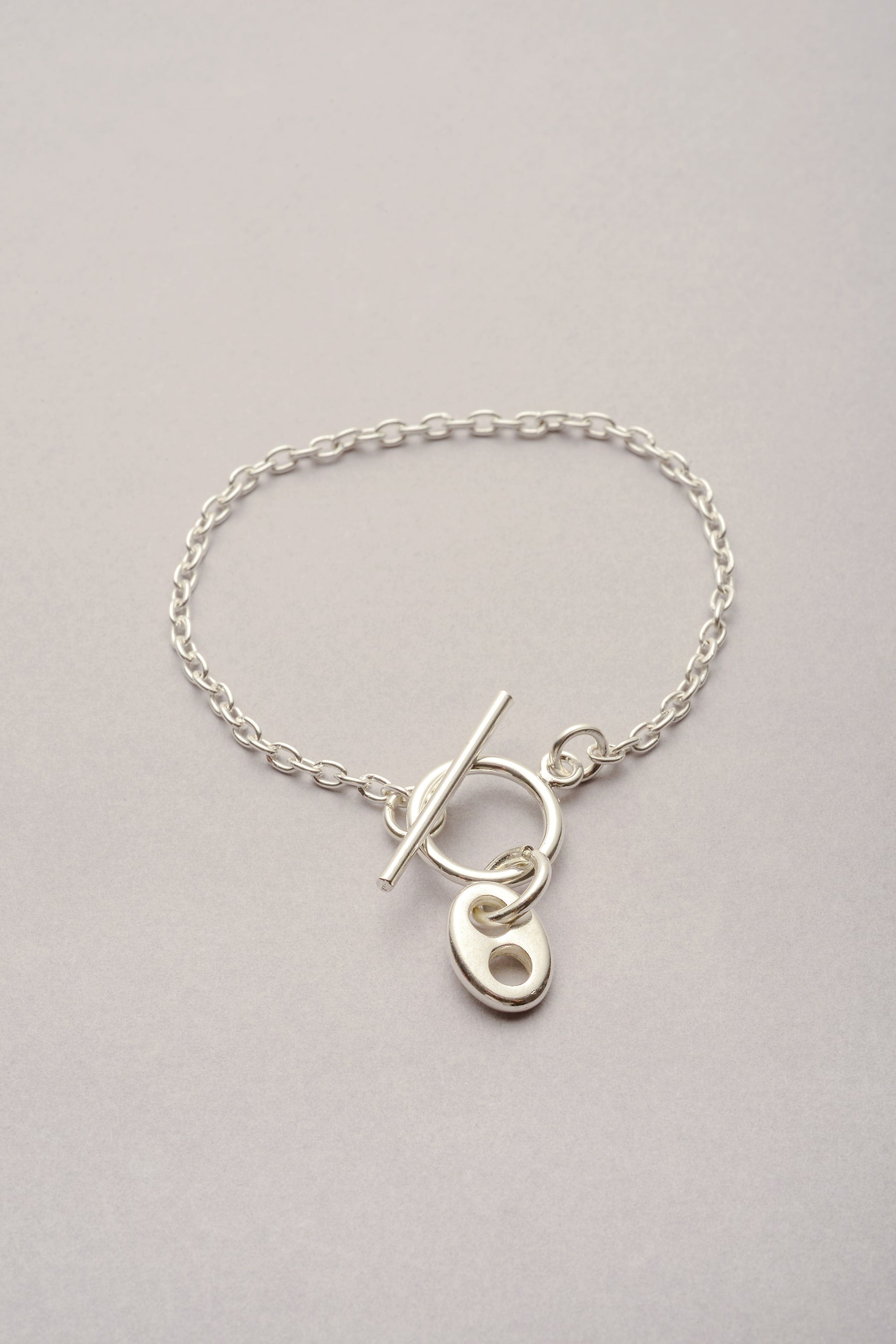 Bracelet Chaine Grain de Café "Lou" argenté. Bijou pour femme avec pendentif café. 