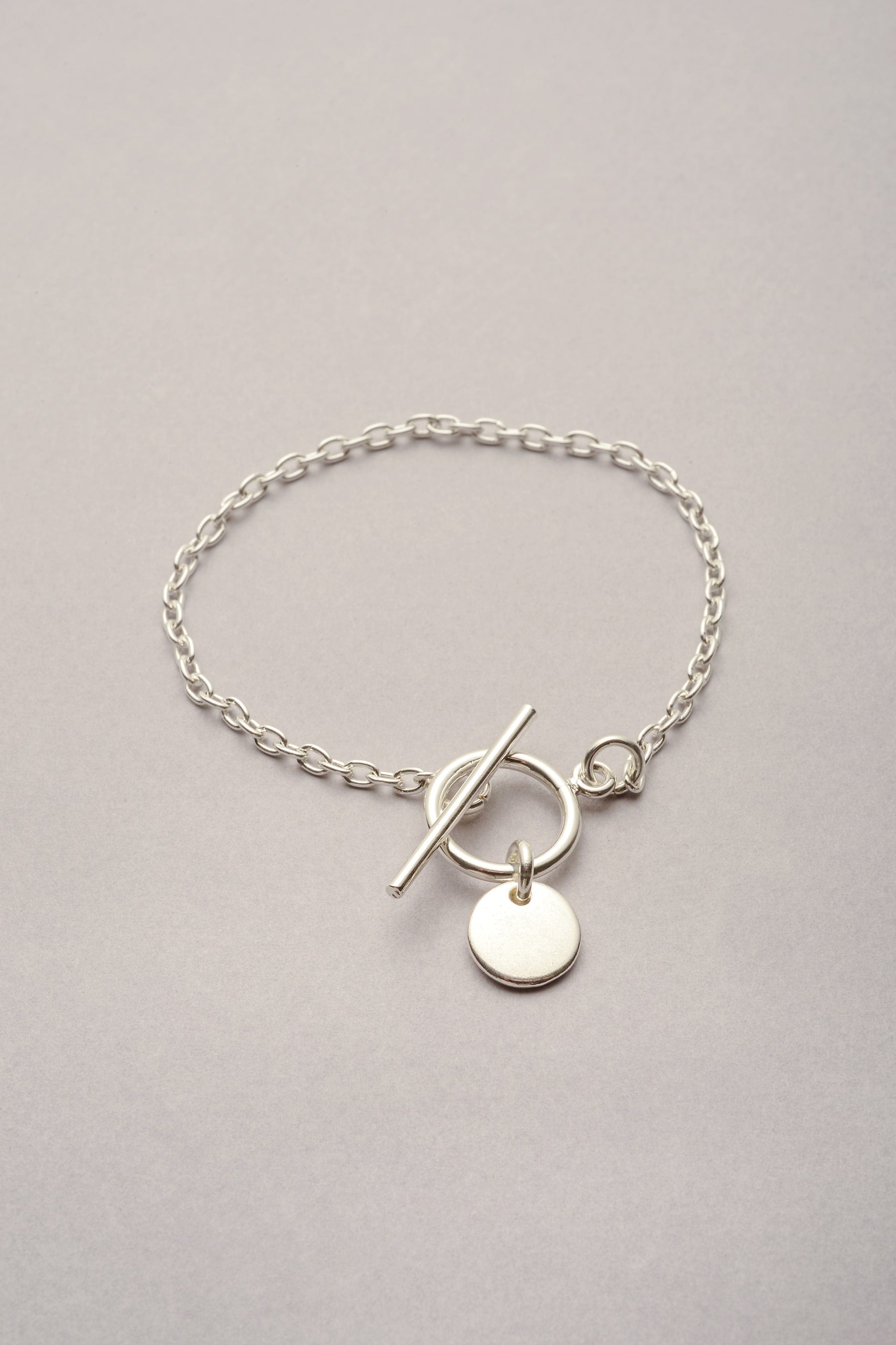 Bracelet Chaine Médaille "Lou" argenté. Ce bijou fabriqué en France est constitué d'une chaîne et d'un fermoir en T. 