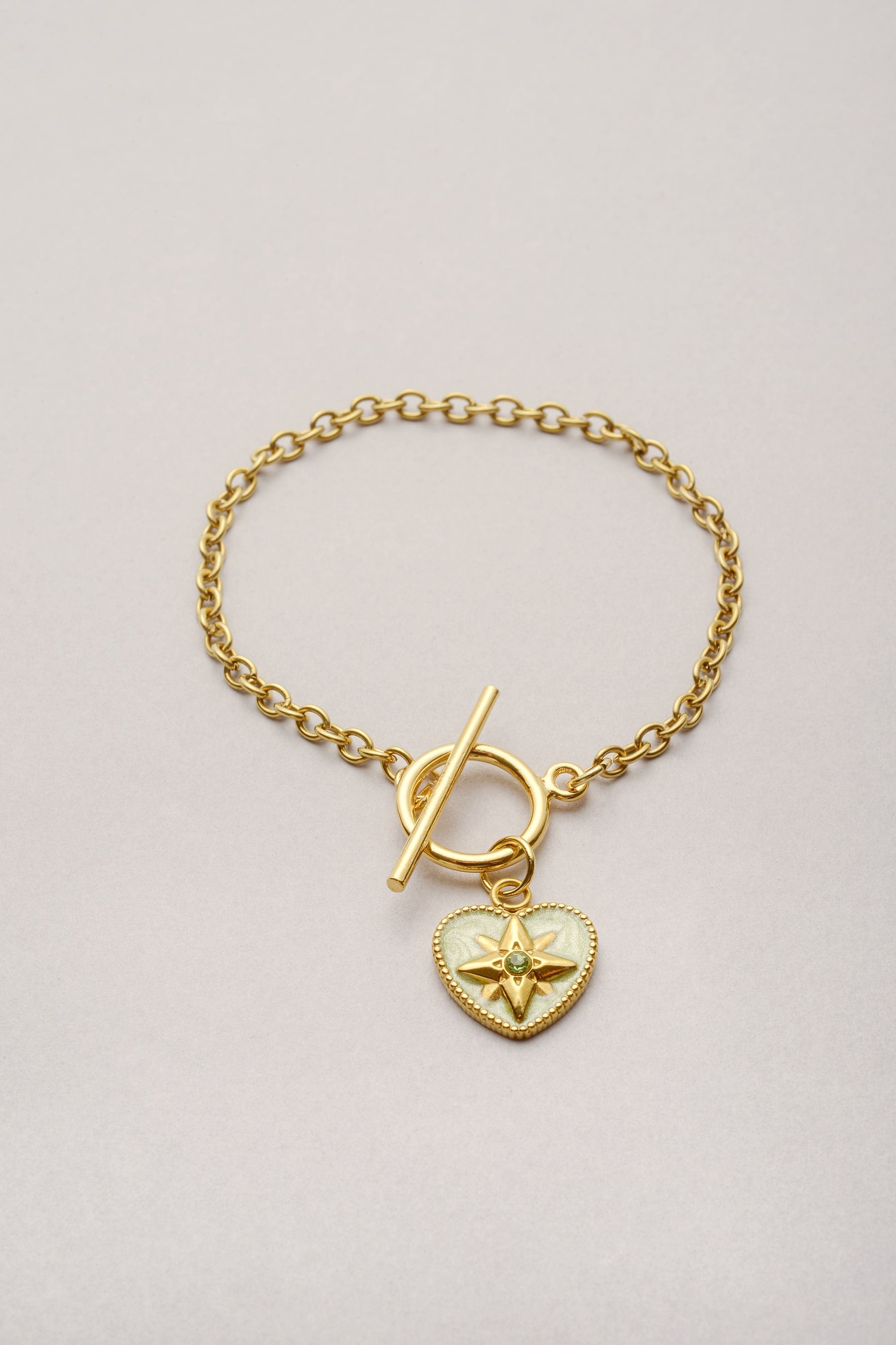 Ce bracelet est composé d'une chaine, d'un fermoir en T et d'un pendentif en forme de coeur. En plus, le pendentif est personnalisable dans plusieurs couleurs ! 