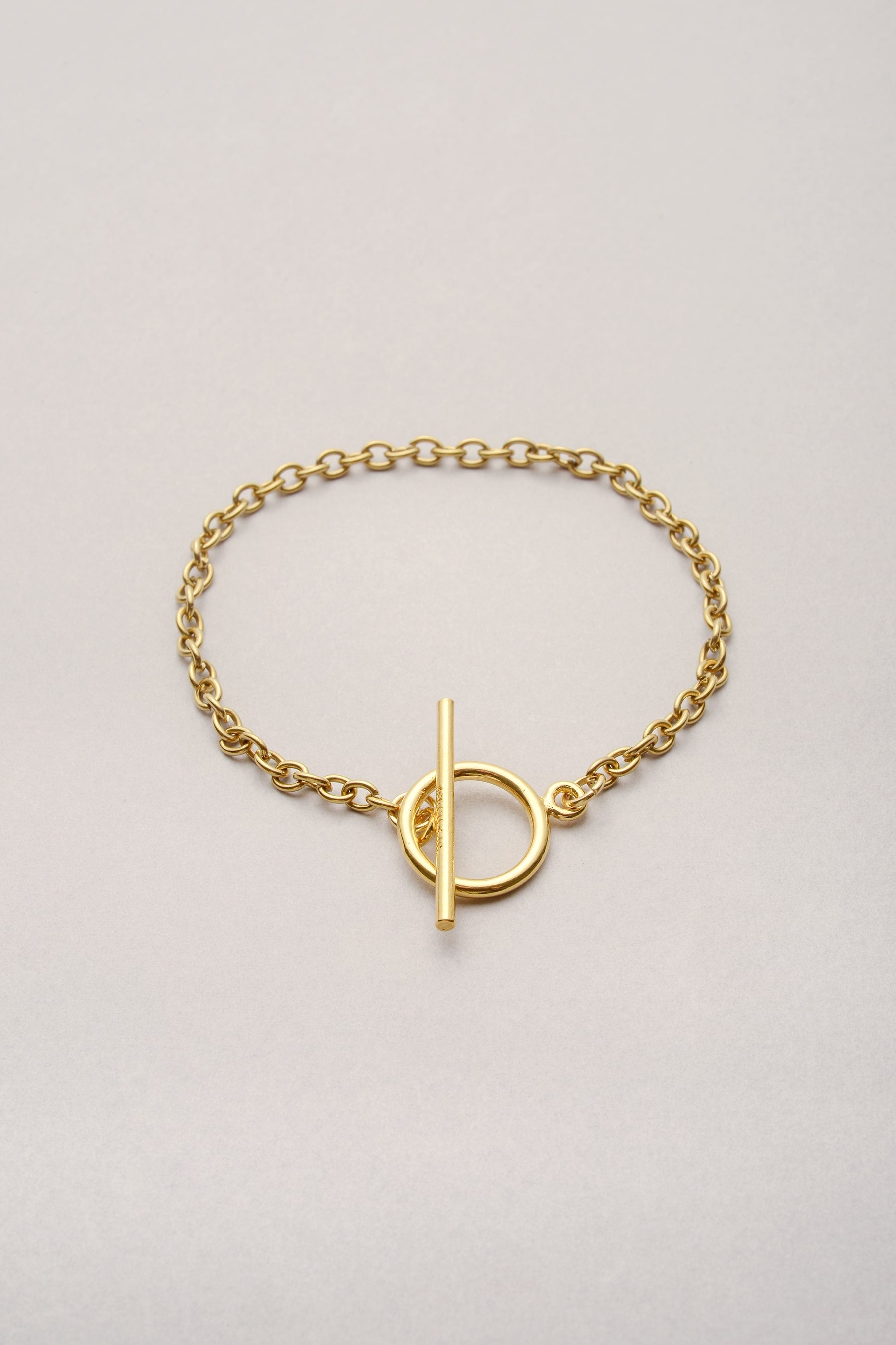 Ce bracelet est composé d'une chaîne dorée, d'un fermoir en T et existe en plusieurs tailles. Bijou fabriqué en France qu'on porte facilement. 