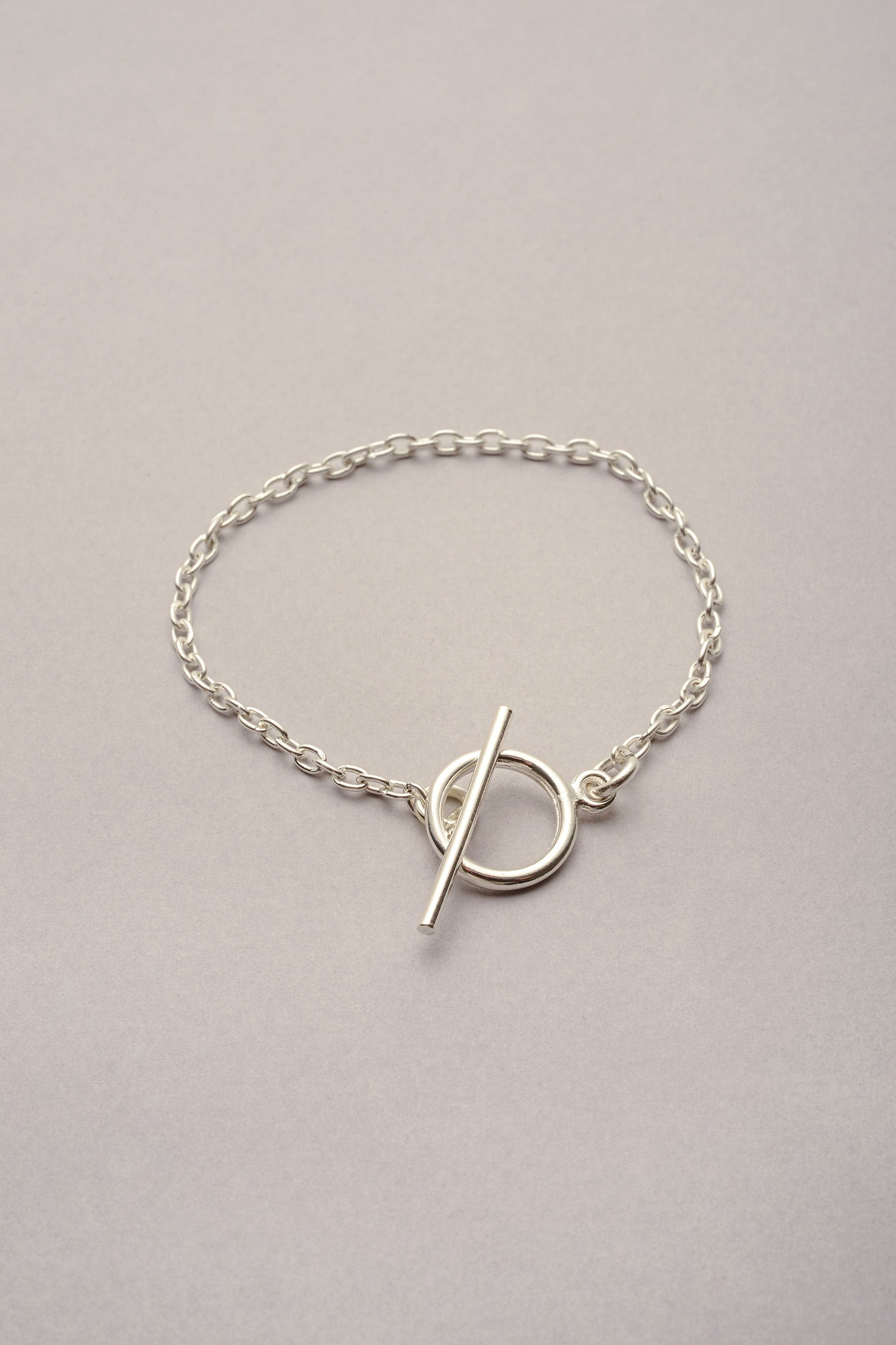 Bracelet Chaîne fine "Lou" composé d'un fermoir en T. Bijou argenté disponible en plusieurs tailles pour femme. 