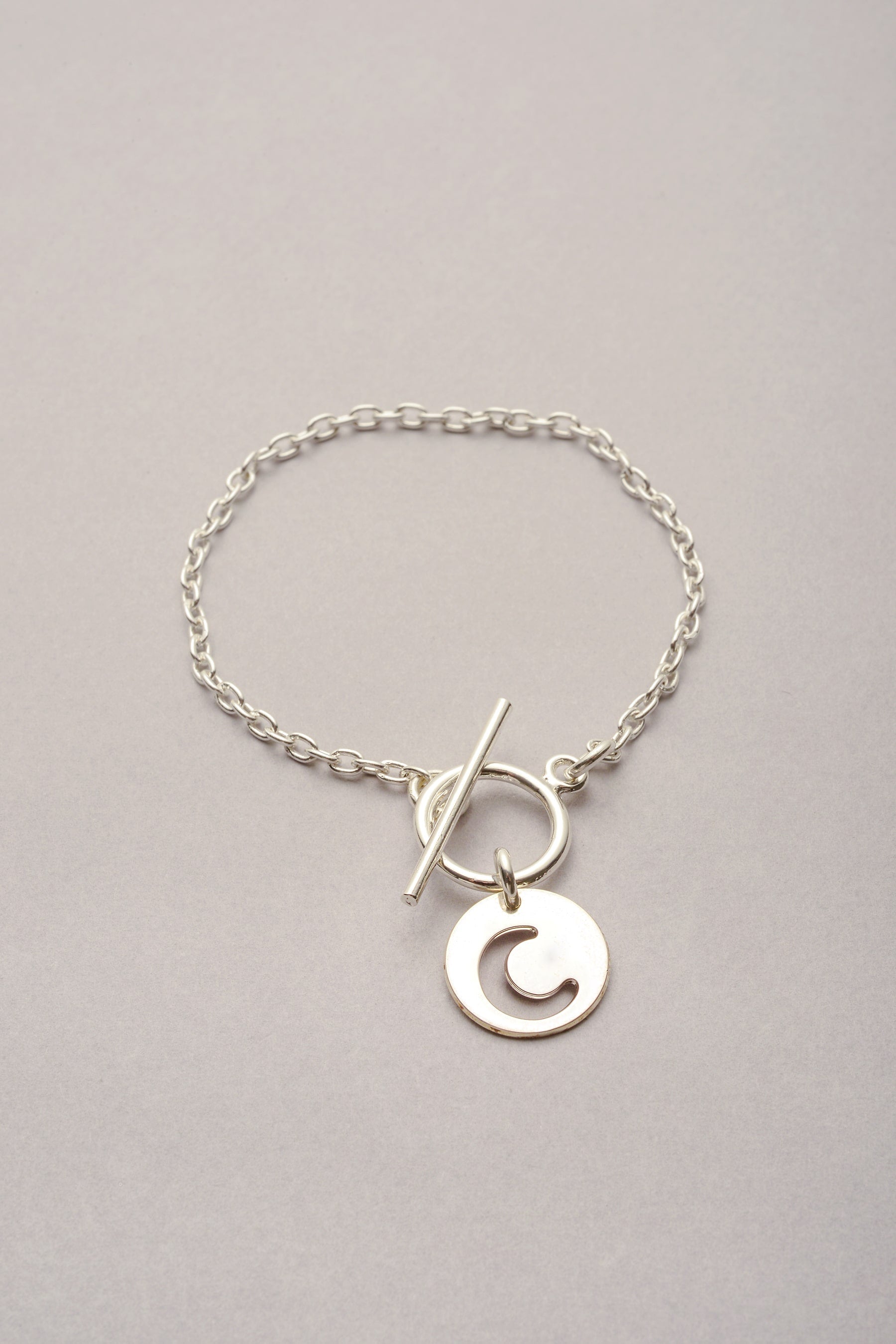 Bracelet Chaîne fine médaille lune "Lou" avec chaîne argenté. Bijou composé d'un fermoir en T et d'un pendentif évidé avec le symbole de la lune. 
