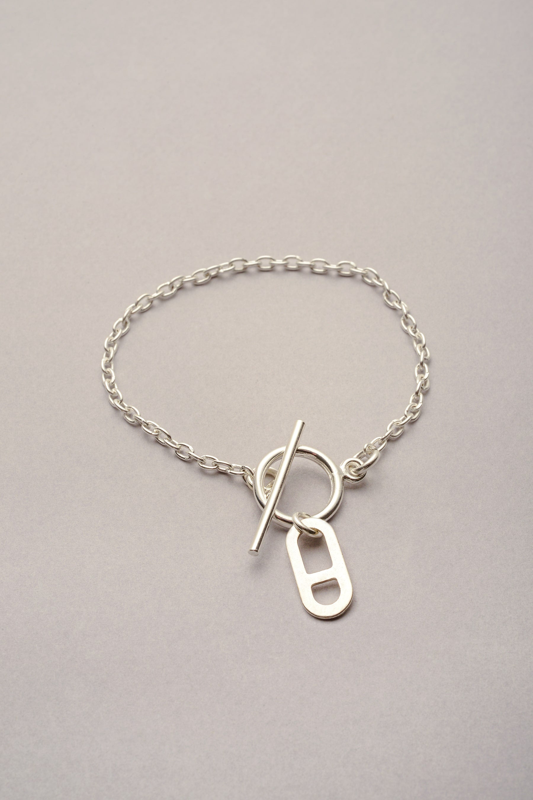 Ce bijou est composé d'une chaîne fine argenté, d'un fermoir en T et d'un pendentif maille asymétrique. On l'aime pour son originalité ! 