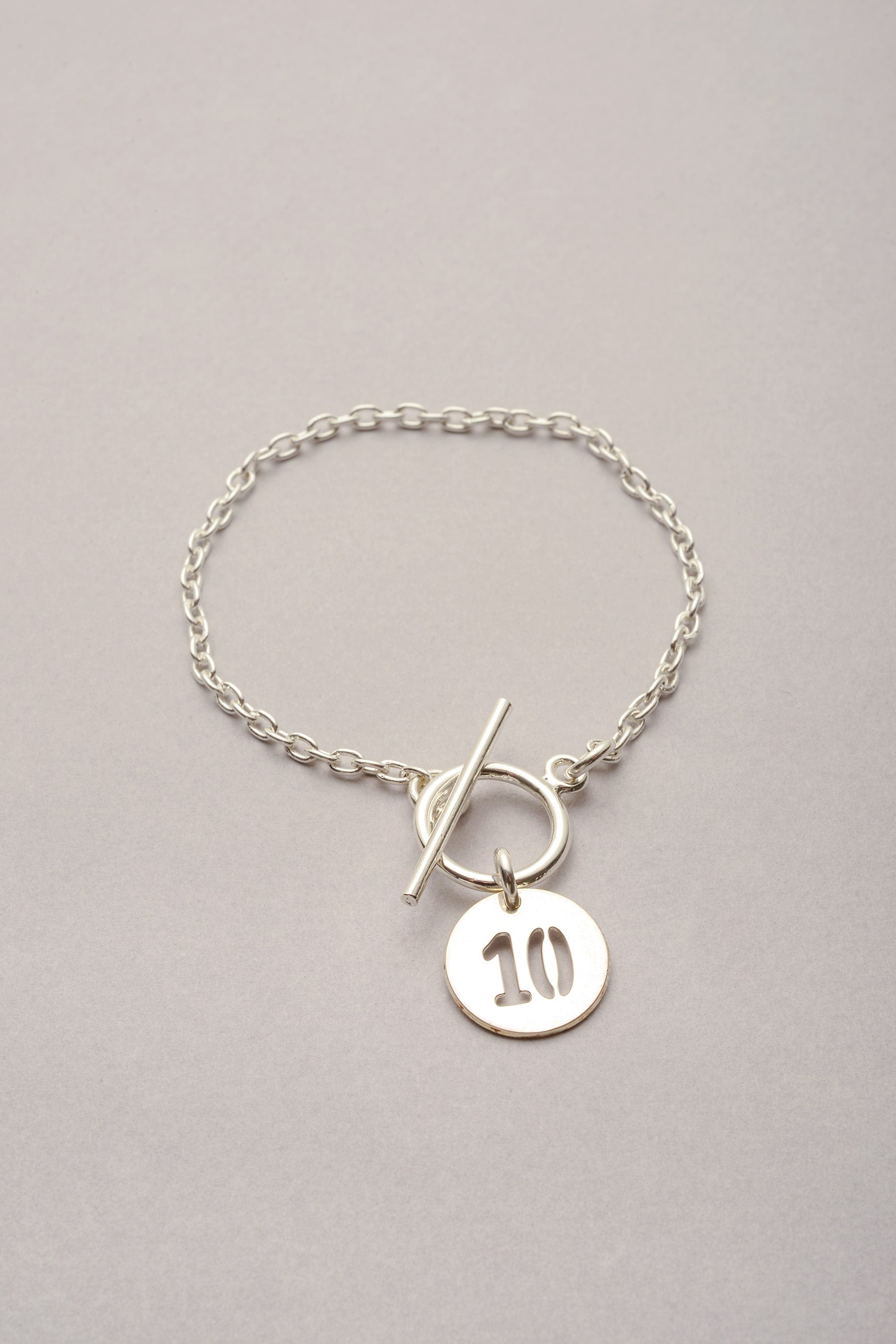 Le Bracelet Chaîne médaille Chiffre Argenté est un bijou élégant et personnalisable, avec sa médaille argentée numérotée (de 1 à 12) et sa fine chaîne fermoir en T. Bracelet pour femme fabriqué en France. 