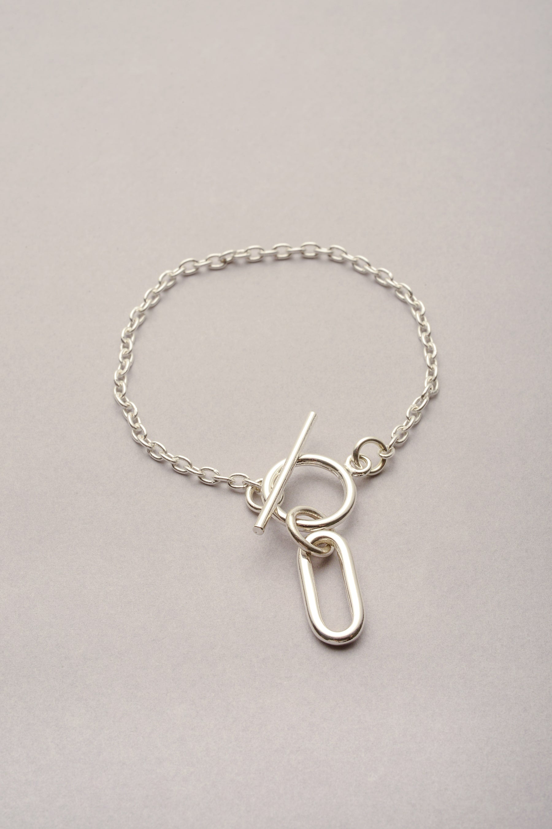 Bracelet Chaine pendentif Ricky "Lou" argenté et fabriqué en France. 