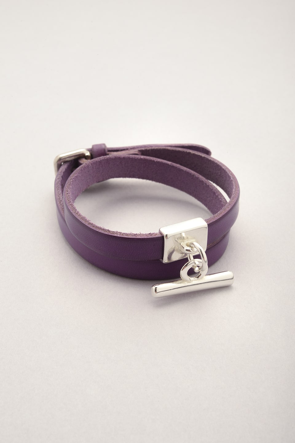 Ce bijou argenté est composé d'un bracelet en cuir véritable et d'un pendentif en forme de barre T. Bijou fabriqué en France qui peut s'ajuster comme une montre grâce à 5 crans. 