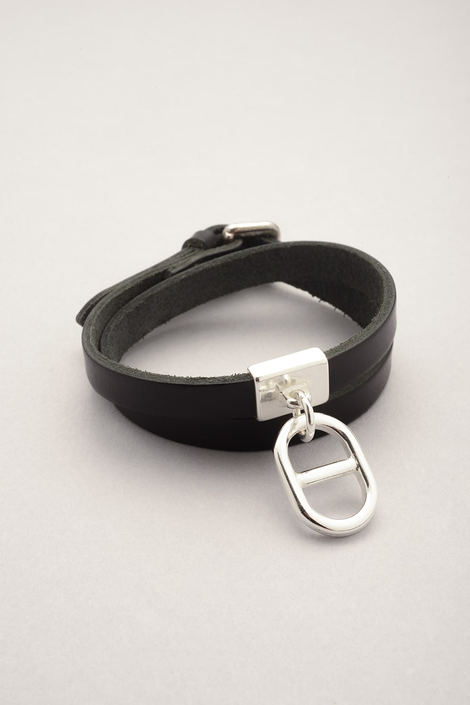 Ce bijou est composé d'un bracelet en cuir et d'un pendentif argenté en forme de maille. Bijou argenté en cuir véritable pour femme. 