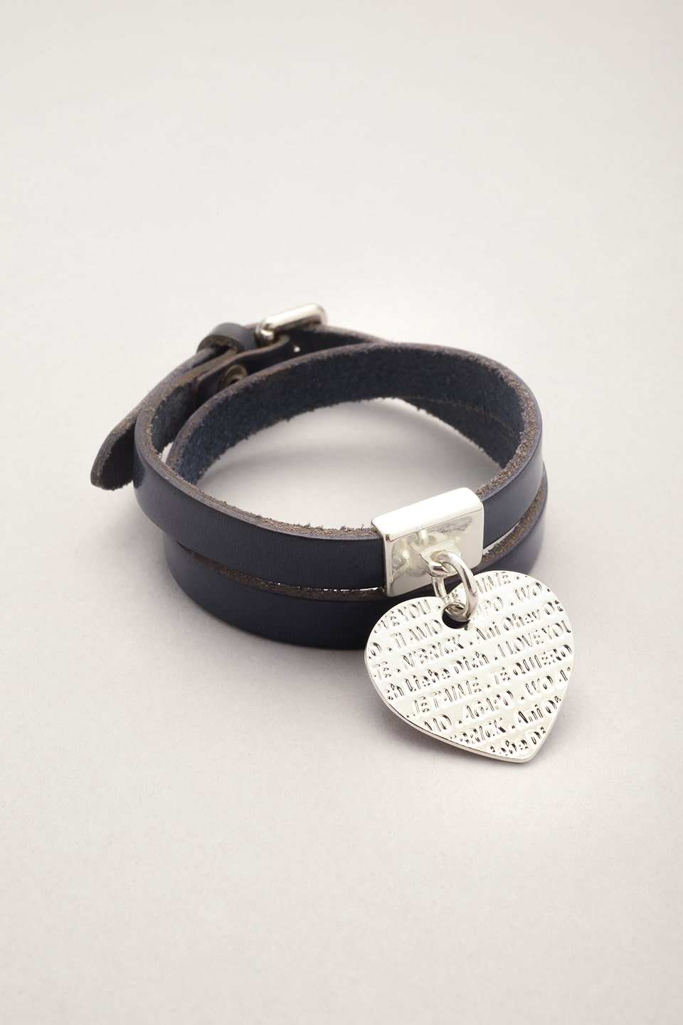 Ce bracelet est composé d'un bracelet en cuir cranté et d'un pendentif en forme de coeur sur lequel est gravé je t'aime en plusieurs langues. Bijou argenté fabriqué en France. 