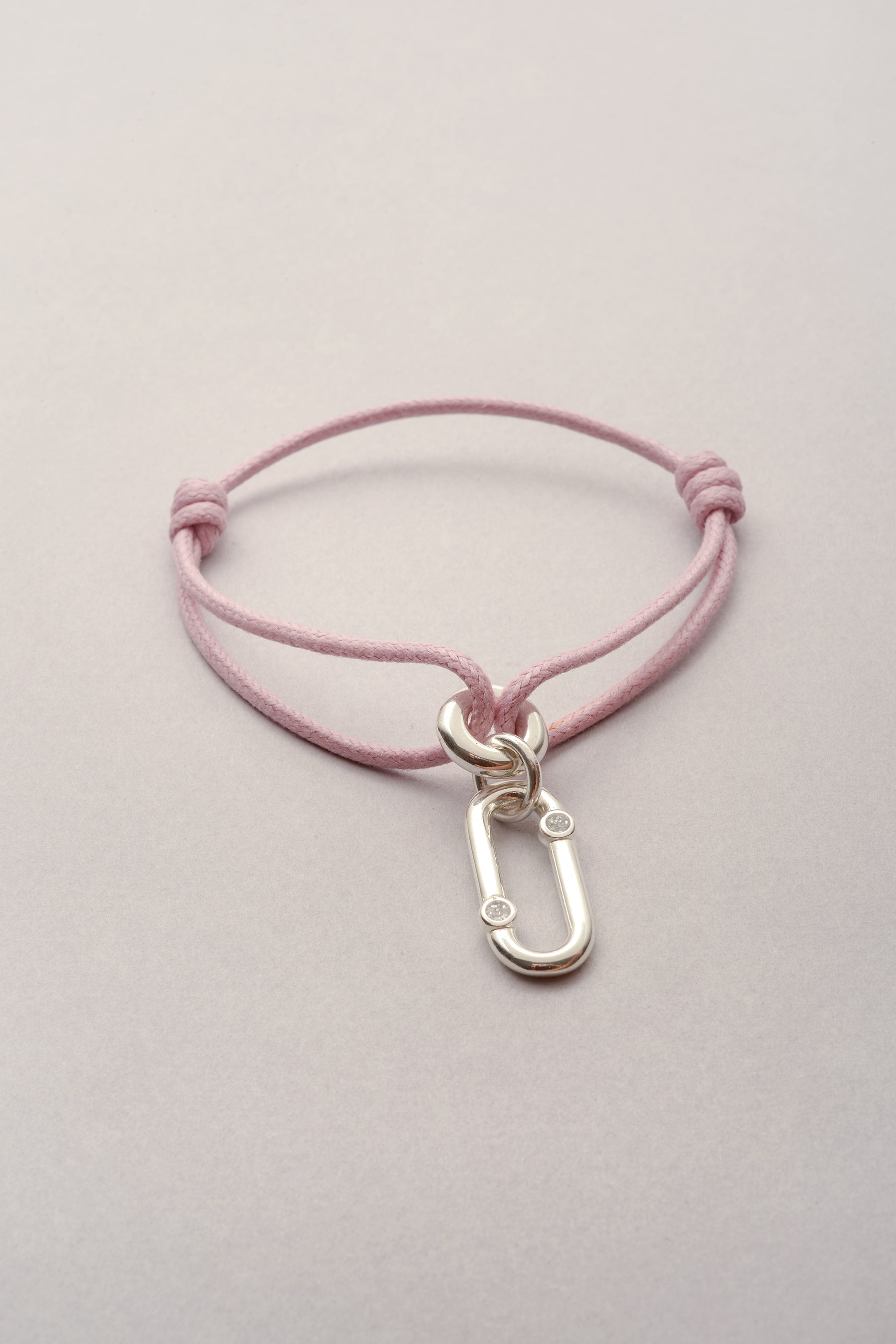 Ce bracelet Liv Ricky Strass argenté avec cordon de coton colore réglable existe aussi en doré ! Bijou fantaisie personnalisable, il existe aussi en doré. 