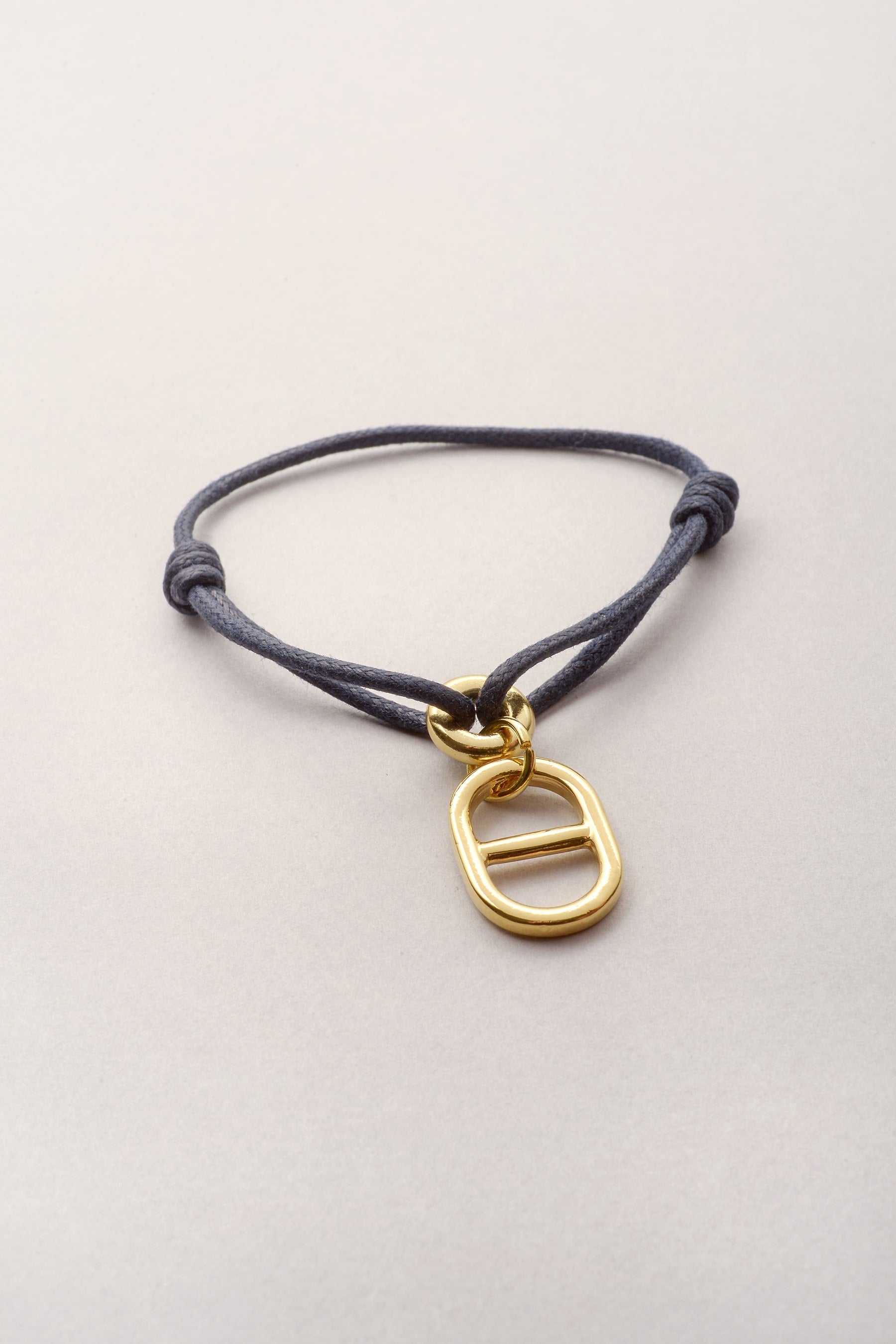 Le bracelet Liv pendentif maille doré est un classique en bijouterie. Bijou fantaisie doré et ajustable grâce à deux noeuds coulissants. 