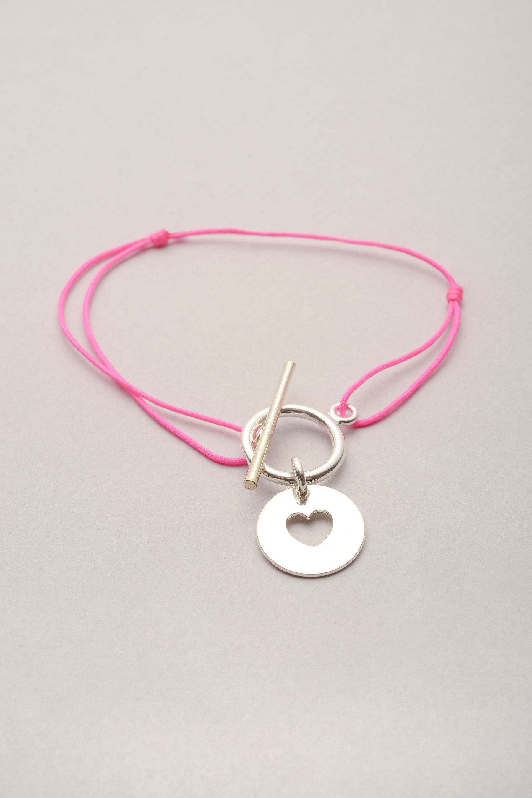 Le bracelet Lou coeur argenté sur cordon coloré fin réglable et disponible en plusieurs couleur. Bijou Musardise Made in France