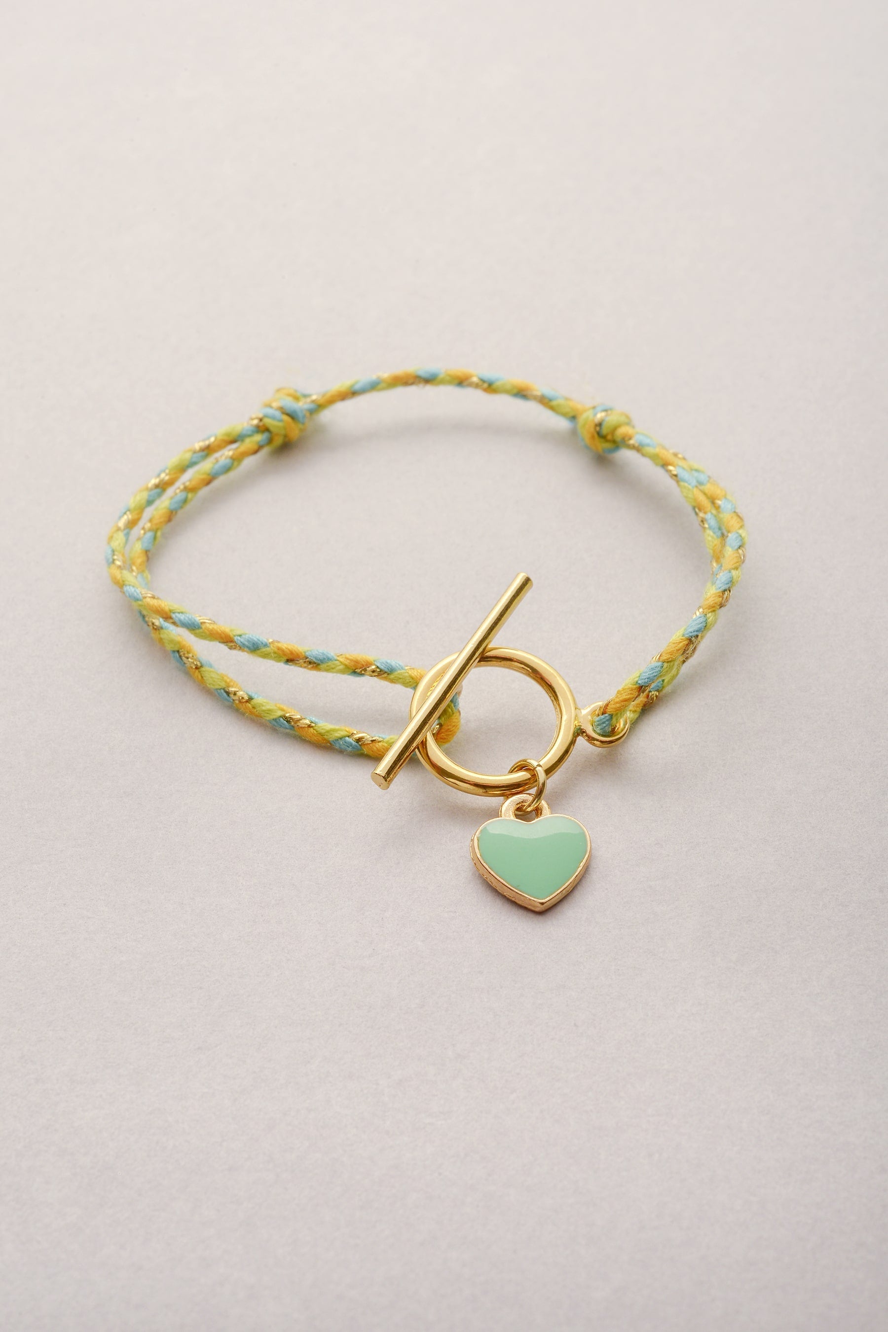 Bracelet Lou coeur coloré tressé de Musardise avec fermoir en T et réglable