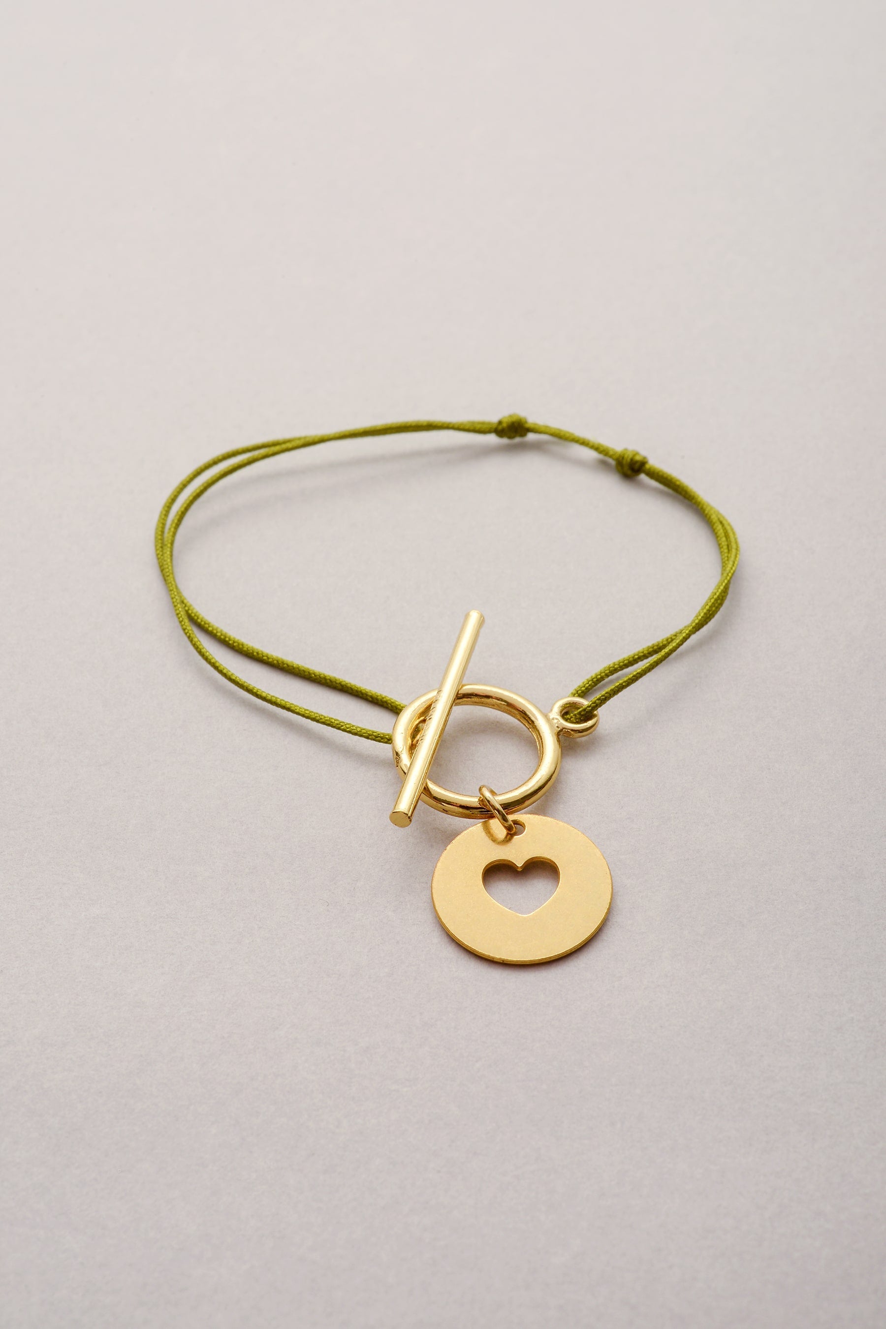 Le bracelet Lou coeur doré sur cordon coloré fin réglable et disponible en plusieurs couleur. Bijou Musardise Made in France