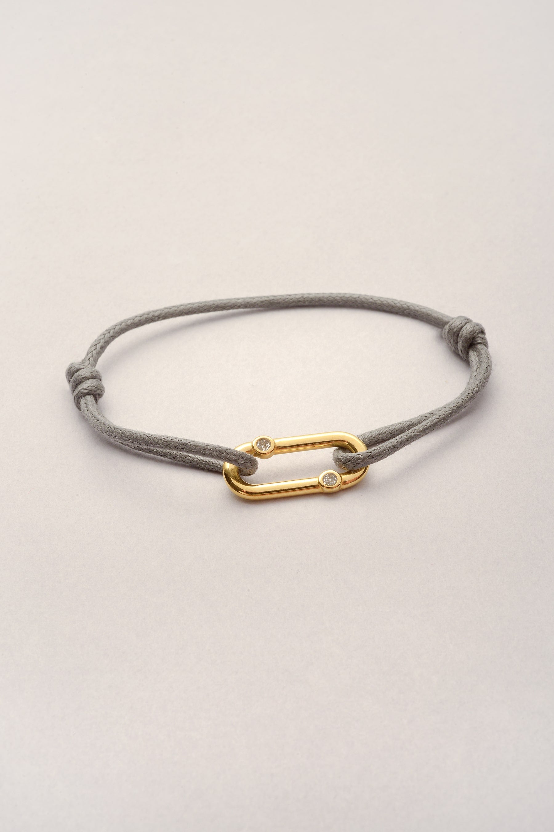 Ce bracelet est composé d'un pendentif doré et d'un cordon de coton coloré réglable. Ajustable, il suffit de faire coulisser les noeuds coulissant pour l'adapter à votre poignet ! Ce bracelet existe aussi en version argentée. 