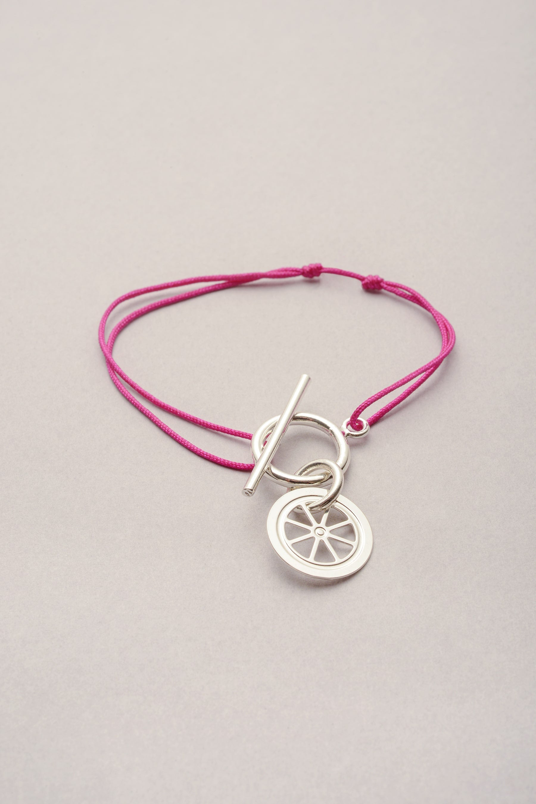 Le bracelet Lou Roue argenté sur cordon fin colore changeable avec fermoir en T - Création Musardise