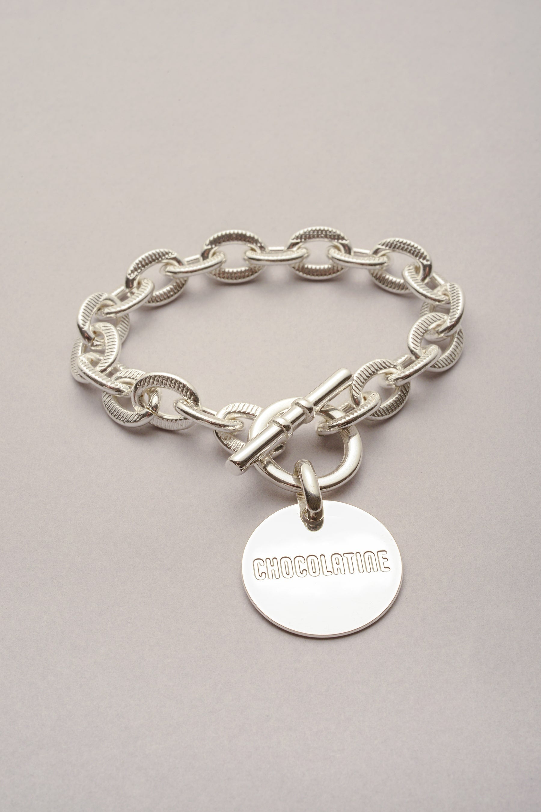 Le Bracelet Scarlett Médaille Chocolatine est composé d'une chaîne et d'une médaille gravée. Bijou fantaisie fabriqué en France. 