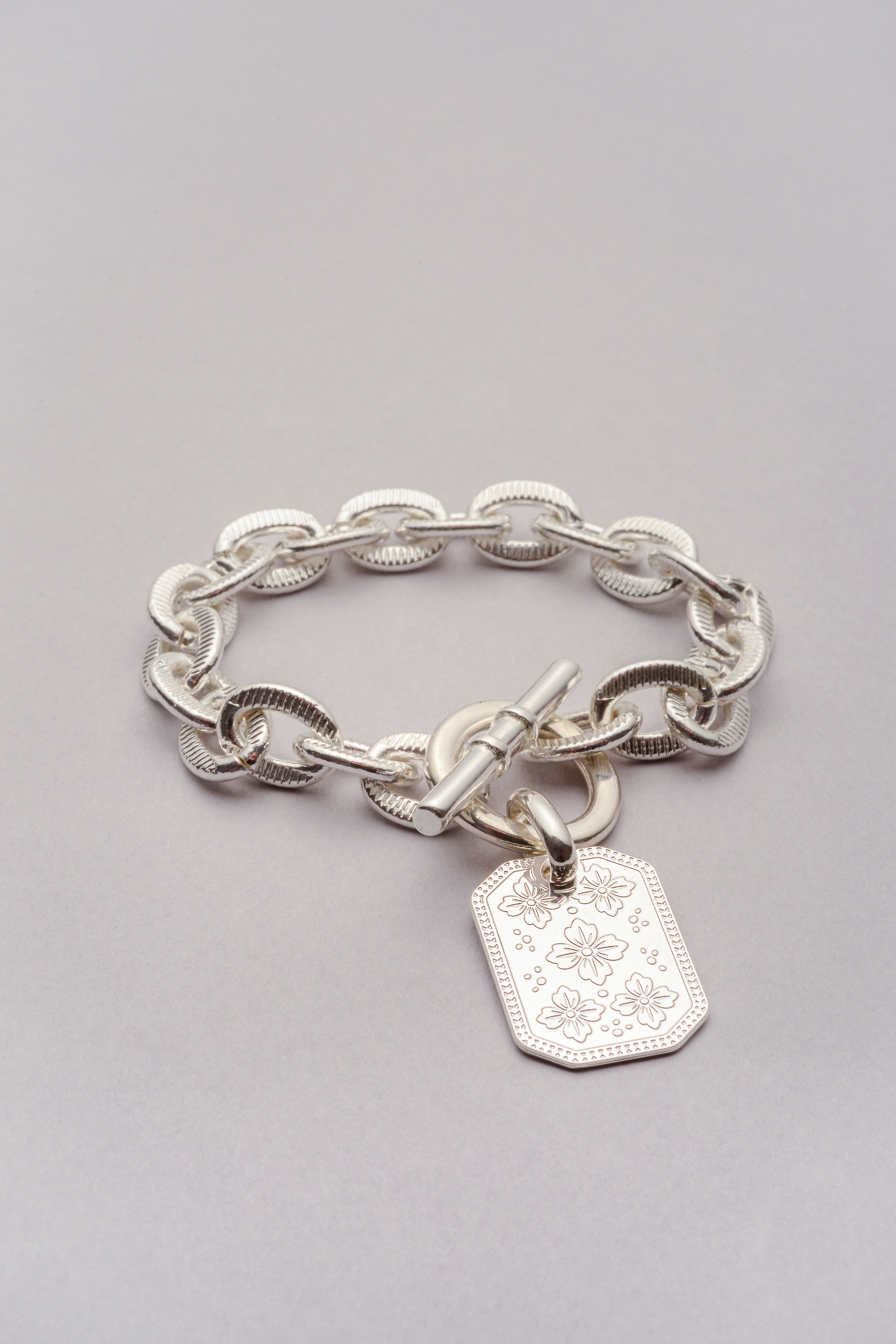 Bracelet Scarlett en chaîne argentée avec pendentif Sakura gravé. Une création Musardise inspirée des fleurs de cerisier, imaginée et assemblée à Toulouse.