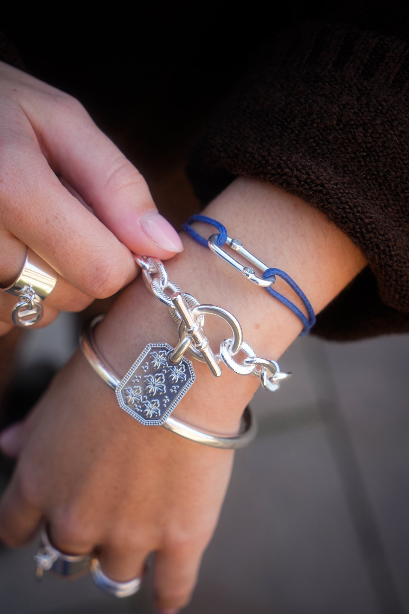 Bracelet Scarlett en chaîne argentée avec pendentif Sakura gravé. Une création Musardise inspirée des fleurs de cerisier, imaginée et assemblée à Toulouse.