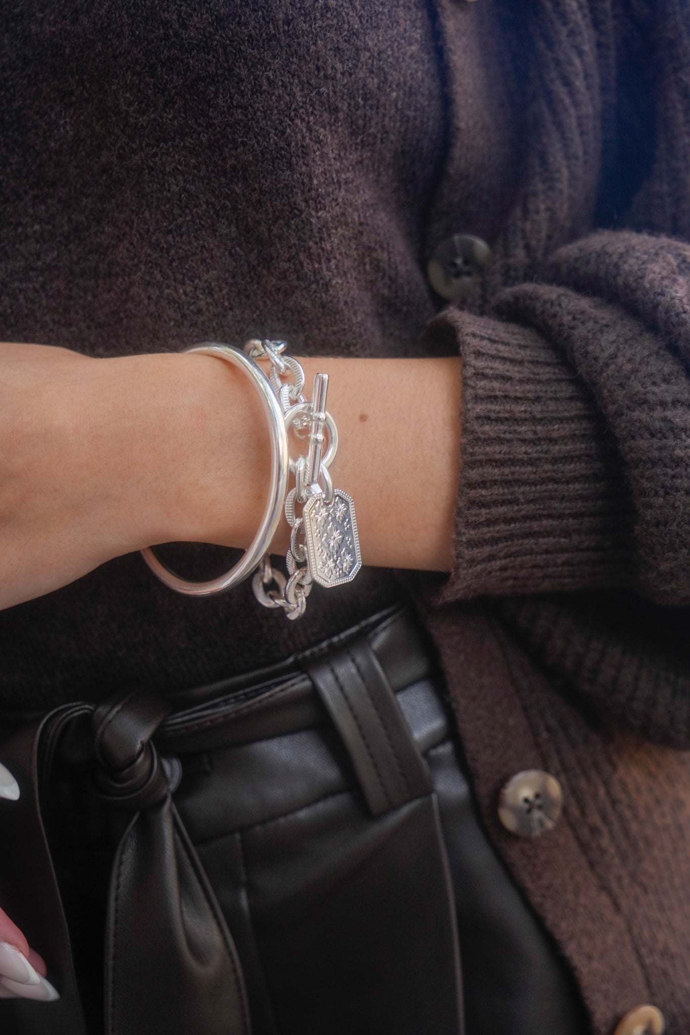 Bracelet Scarlett en chaîne argentée avec pendentif Sakura gravé. Une création Musardise inspirée des fleurs de cerisier, imaginée et assemblée à Toulouse.