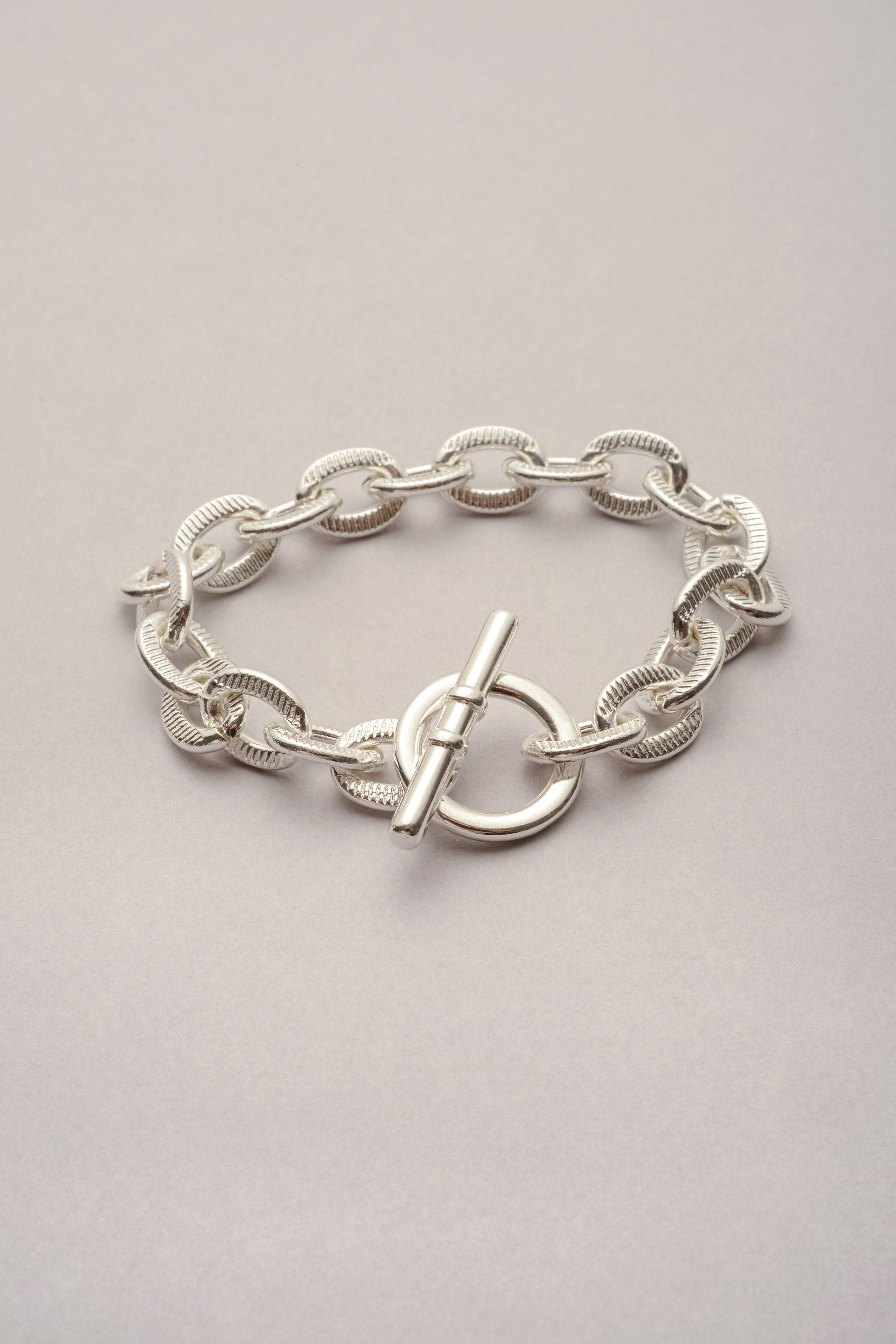 Le bracelet Scarlett est composé d'une chaîne et d'un fermoir en T. Création Musardise argenté et fabriqué en France. 