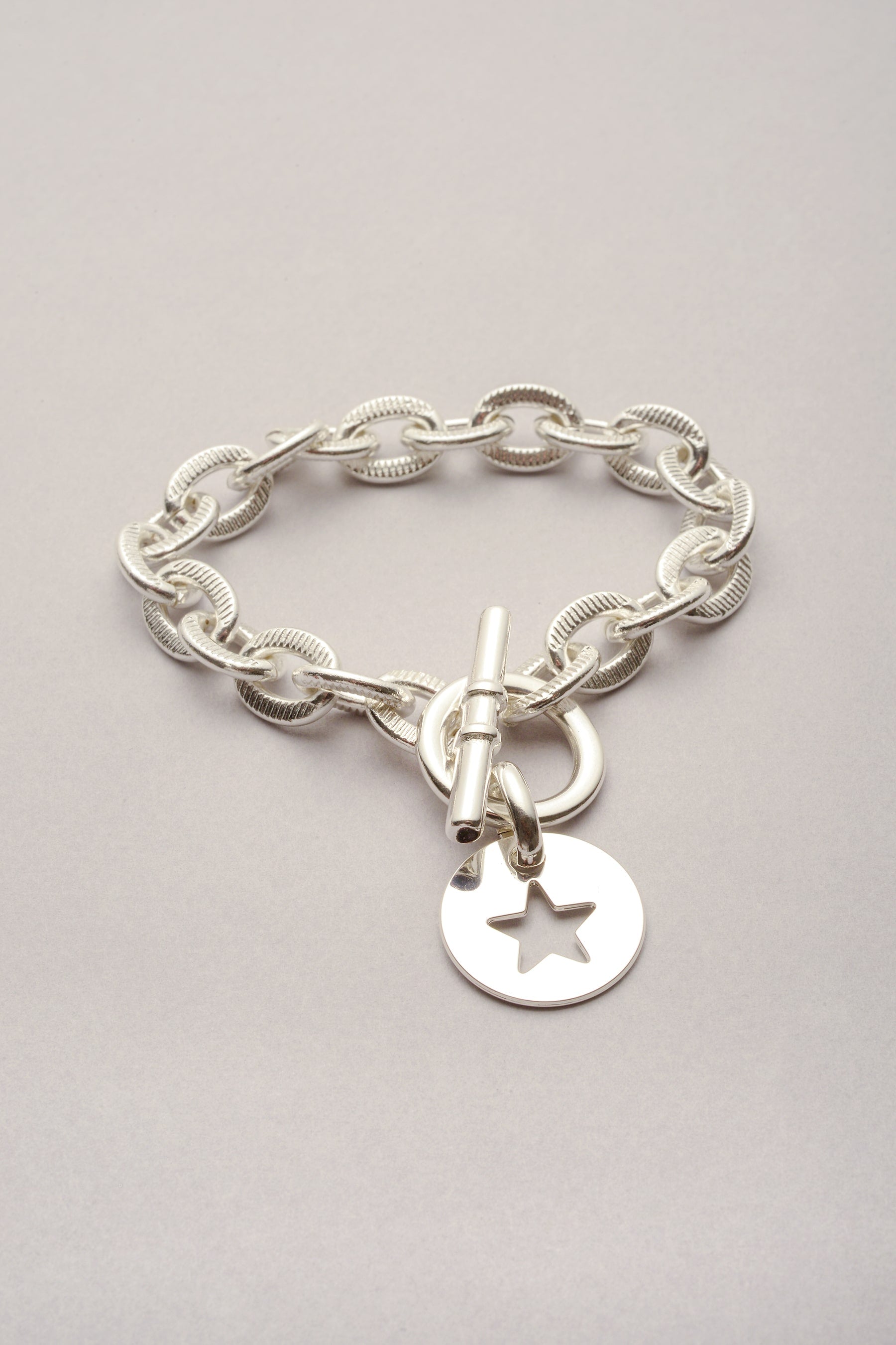 Bracelet Scarlett médaille Étoile argenté. Bijou fabriqué en France pour femme. 